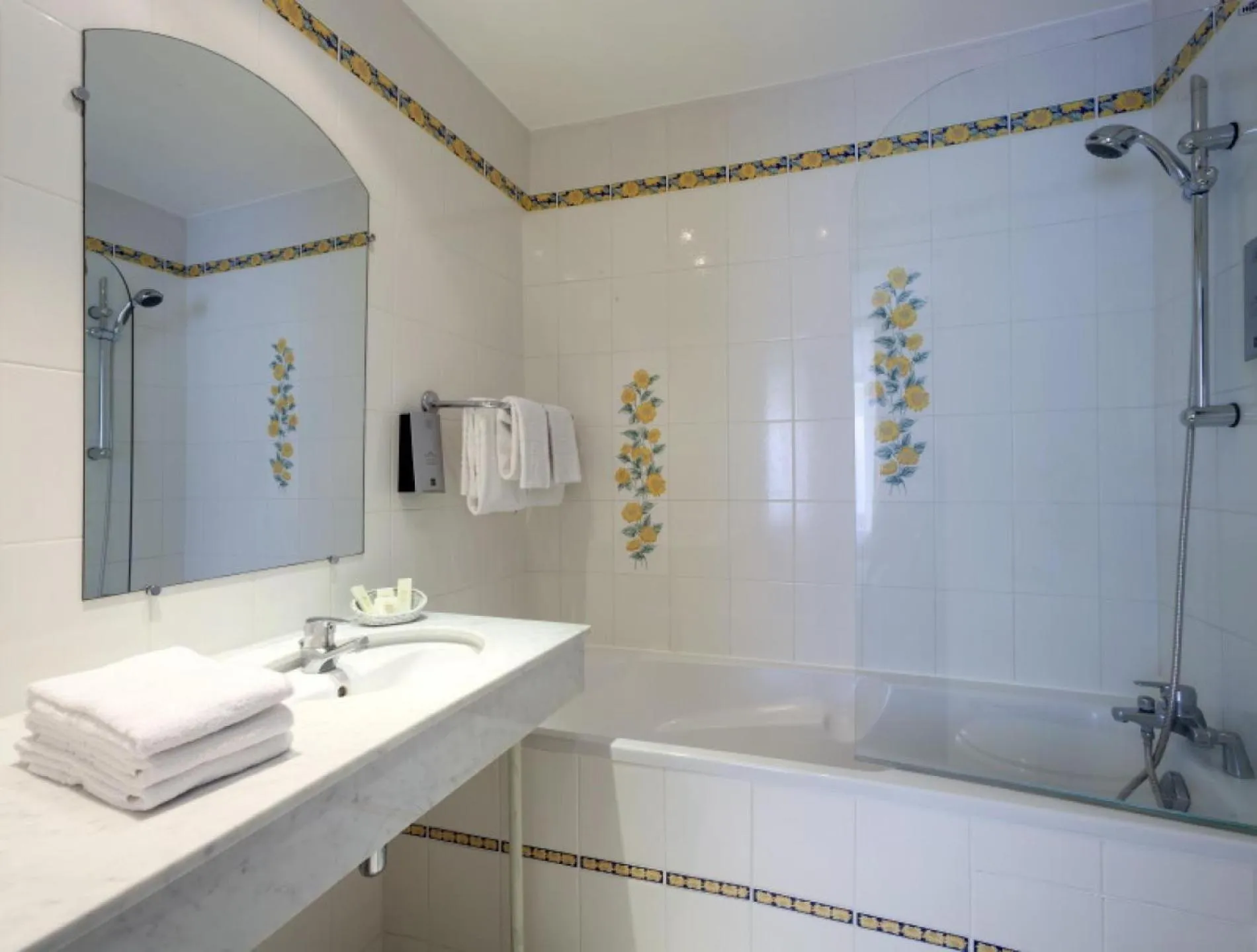 Bathroom in Logis Hôtel & Restaurant du Sauvage