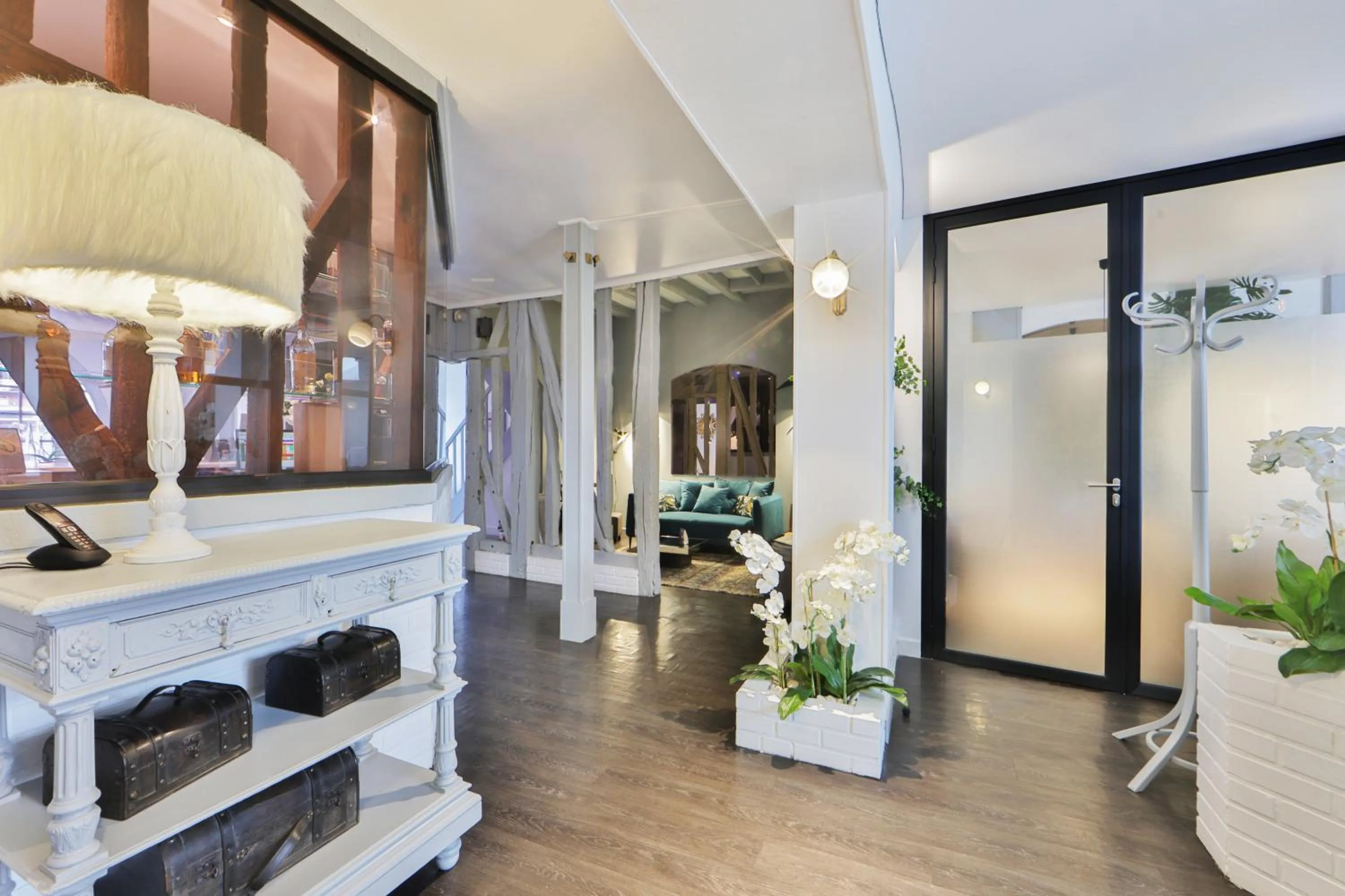 Property building, Bed in Logis Hôtel & Restaurant du Sauvage