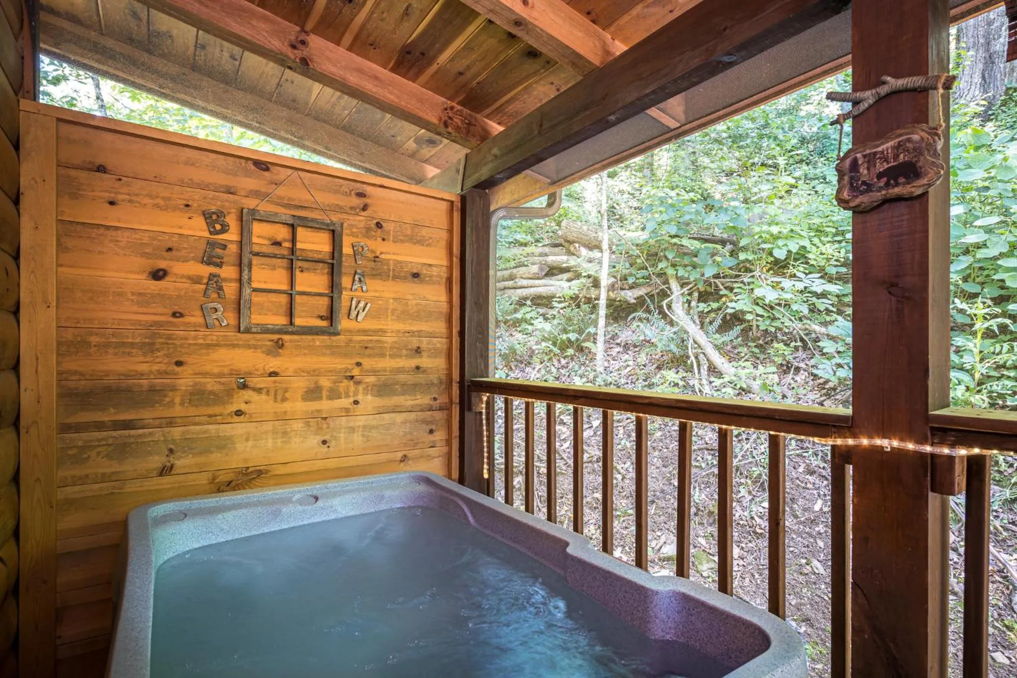 Cozy Bear, Free Attraction Tickets, Hot Tub, WIFI, Fireplace!!!