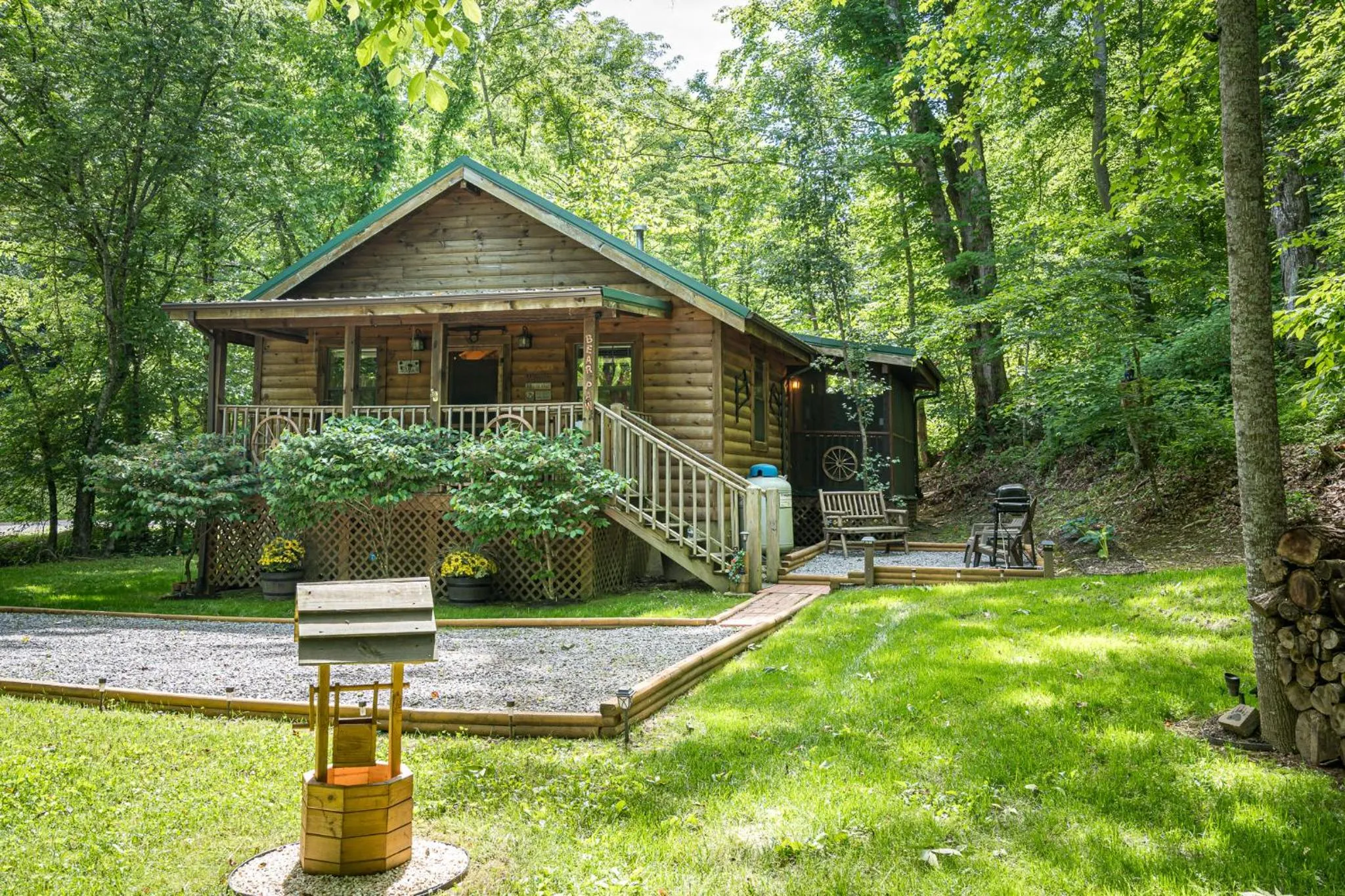 Cozy Bear, Free Attraction Tickets, Hot Tub, WIFI, Fireplace!!!