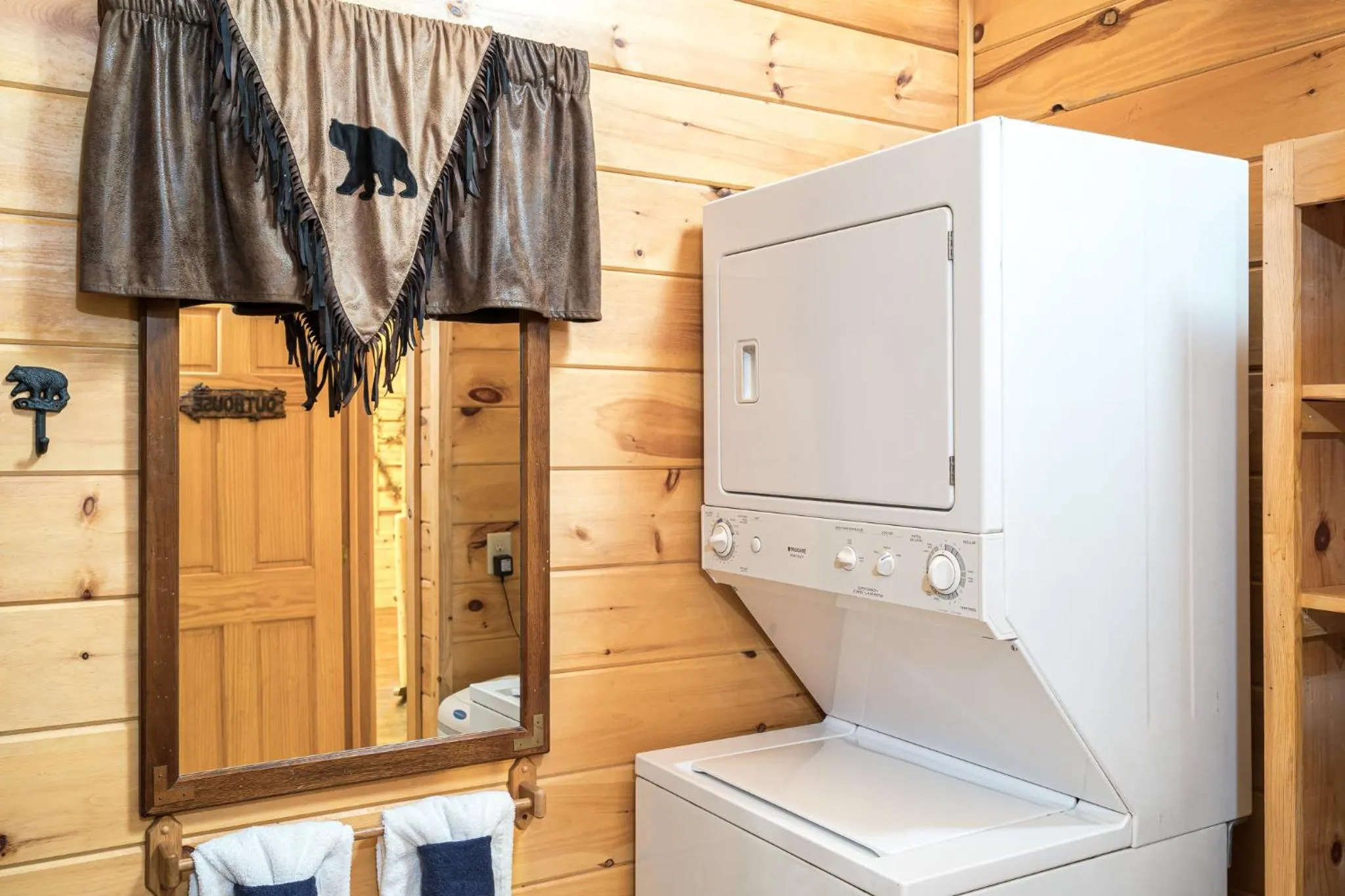 Cozy Bear, Free Attraction Tickets, Hot Tub, WIFI, Fireplace!!!