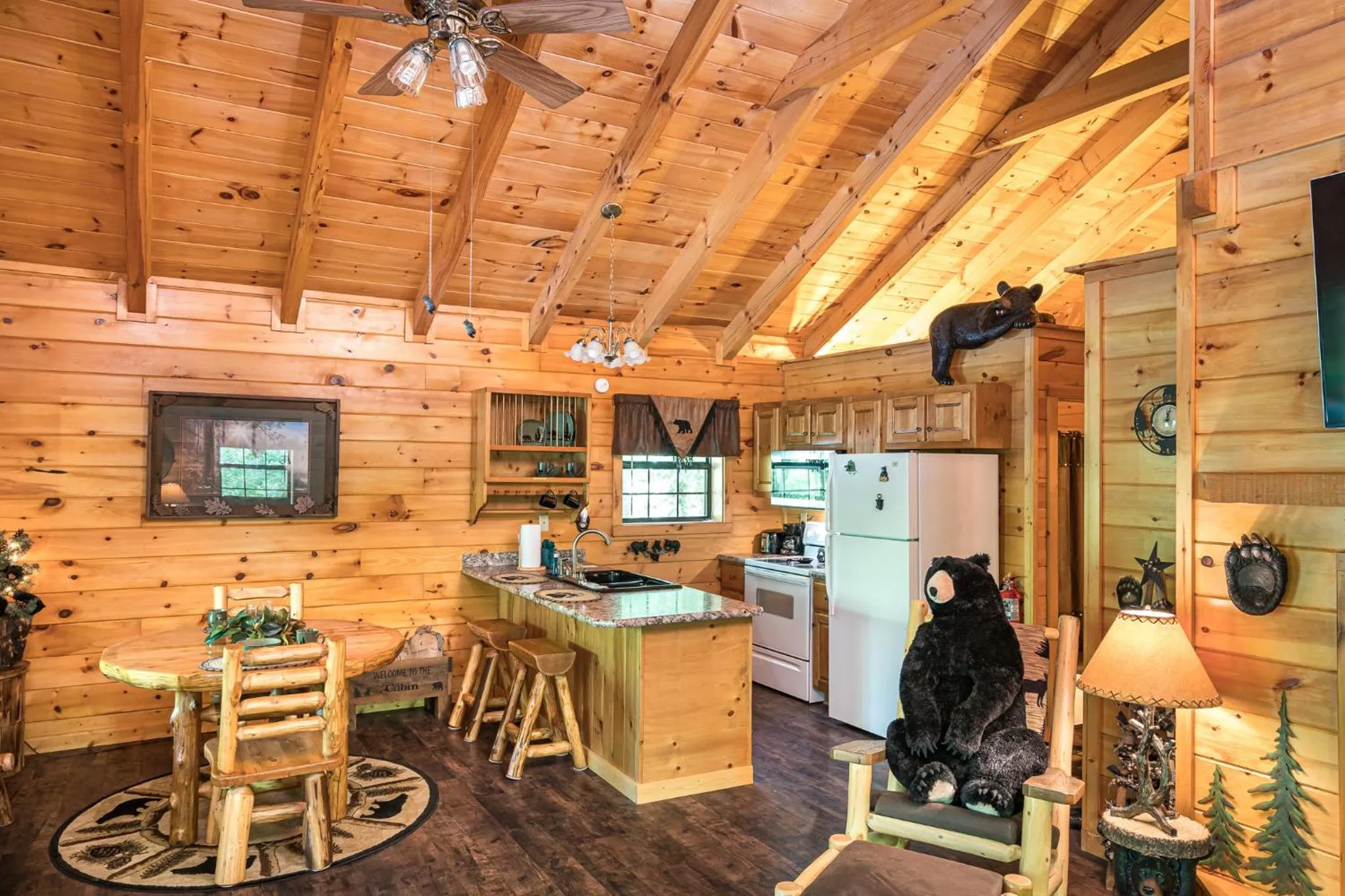 Cozy Bear, Free Attraction Tickets, Hot Tub, WIFI, Fireplace!!!