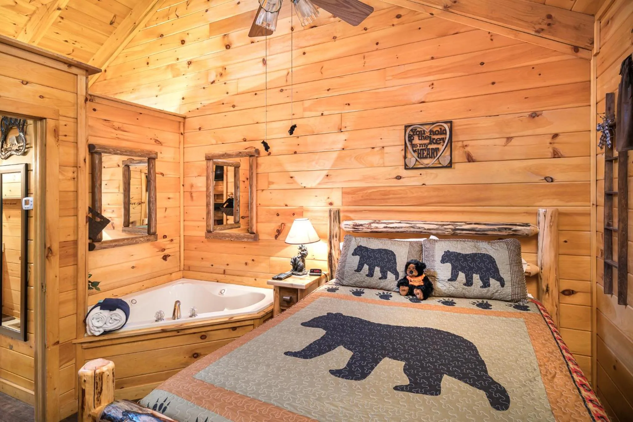 Bed in Cozy Bear, Free Attraction Tickets, Hot Tub, WIFI, Fireplace!!!