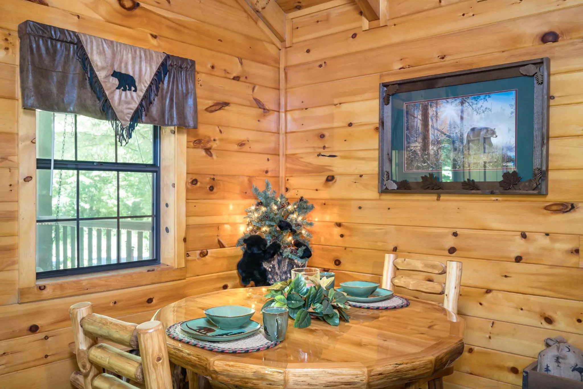 Cozy Bear, Free Attraction Tickets, Hot Tub, WIFI, Fireplace!!!