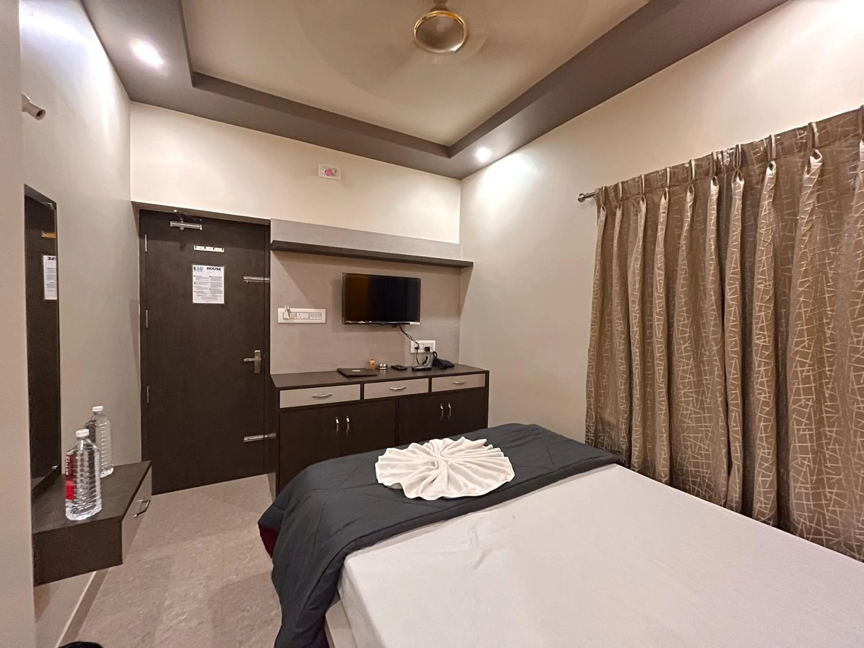 Photo of the whole room, Bed in Kristi Guest House, Shantiniketan