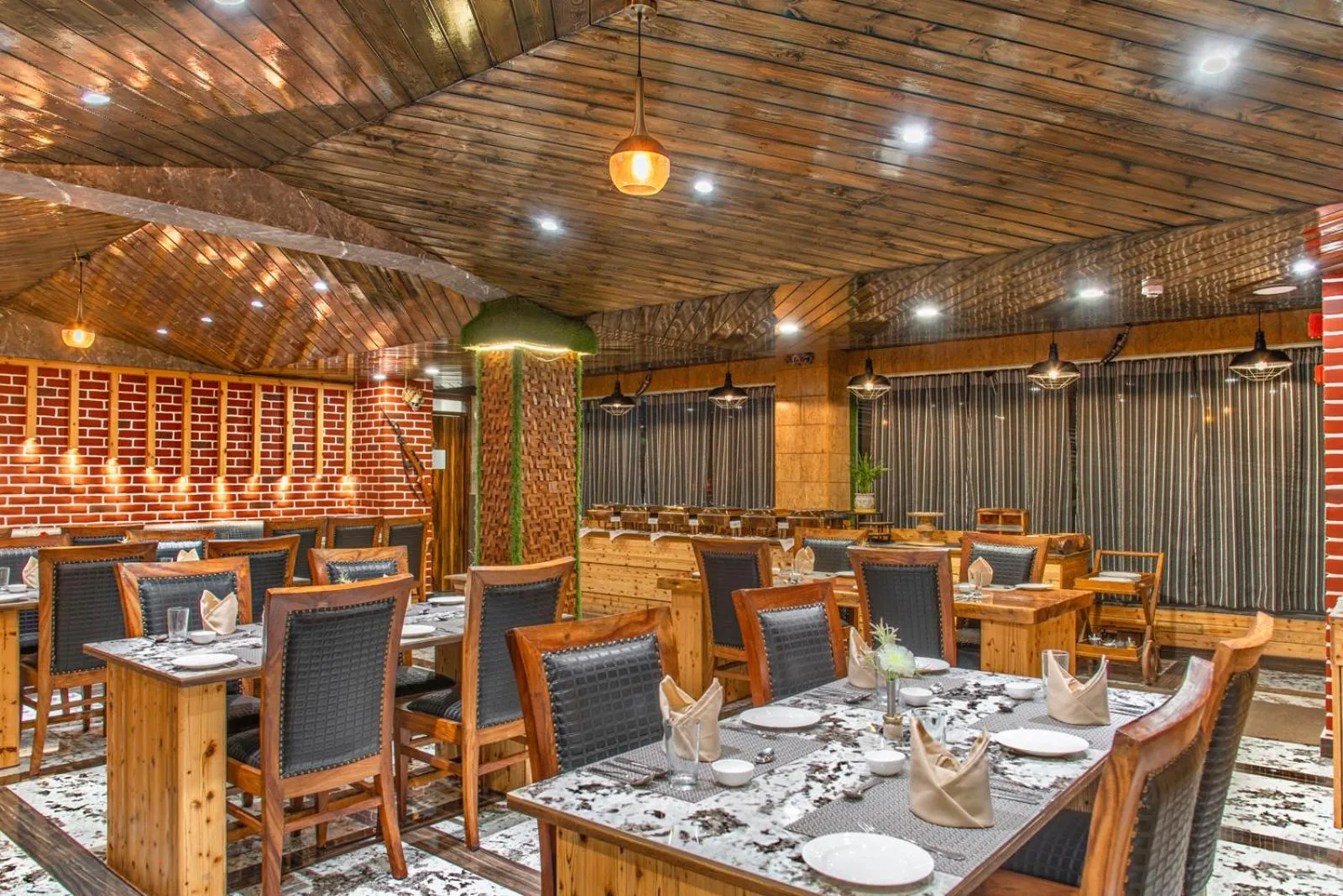 Restaurant/places to eat in Kanishka Retreat Resort Chail