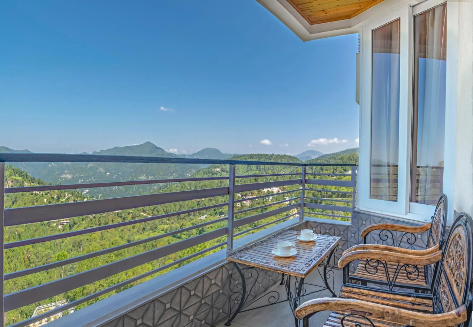 Balcony/Terrace in Kanishka Retreat Resort Chail