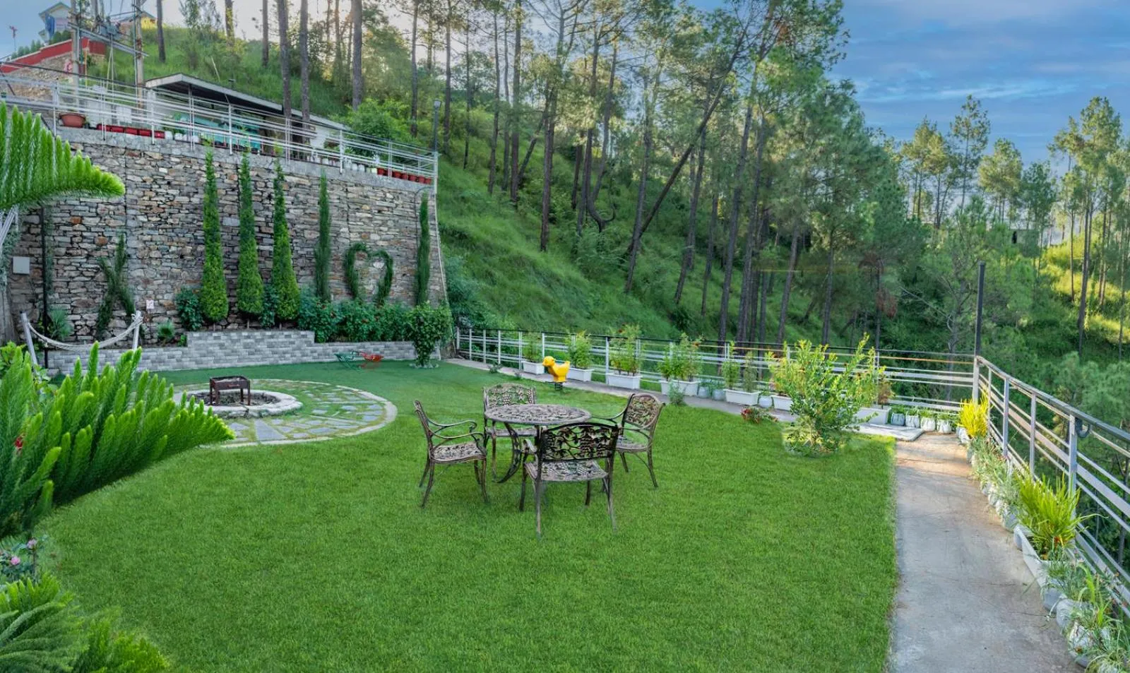 Restaurant/places to eat in Kanishka Retreat Resort Chail