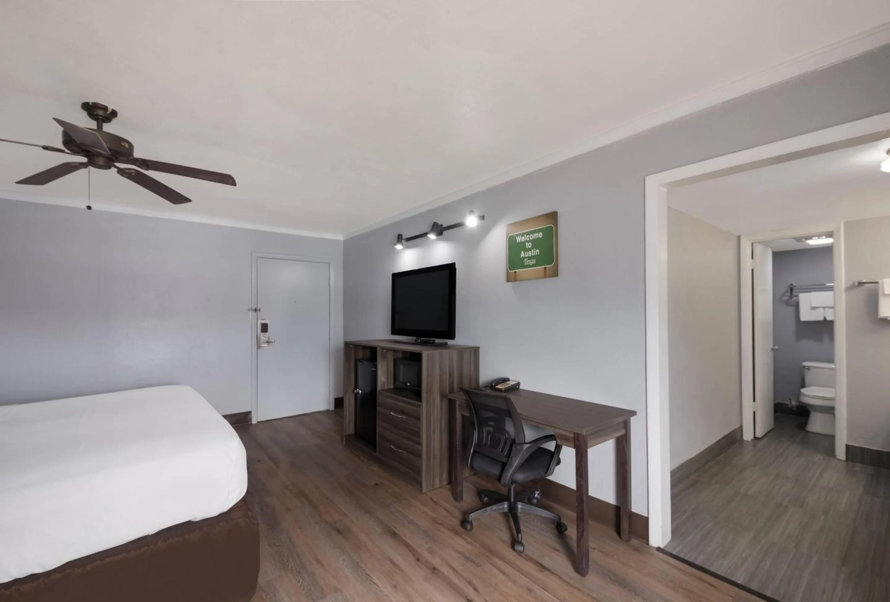 Bedroom, Bed in Econo Lodge Austin North near The Domain