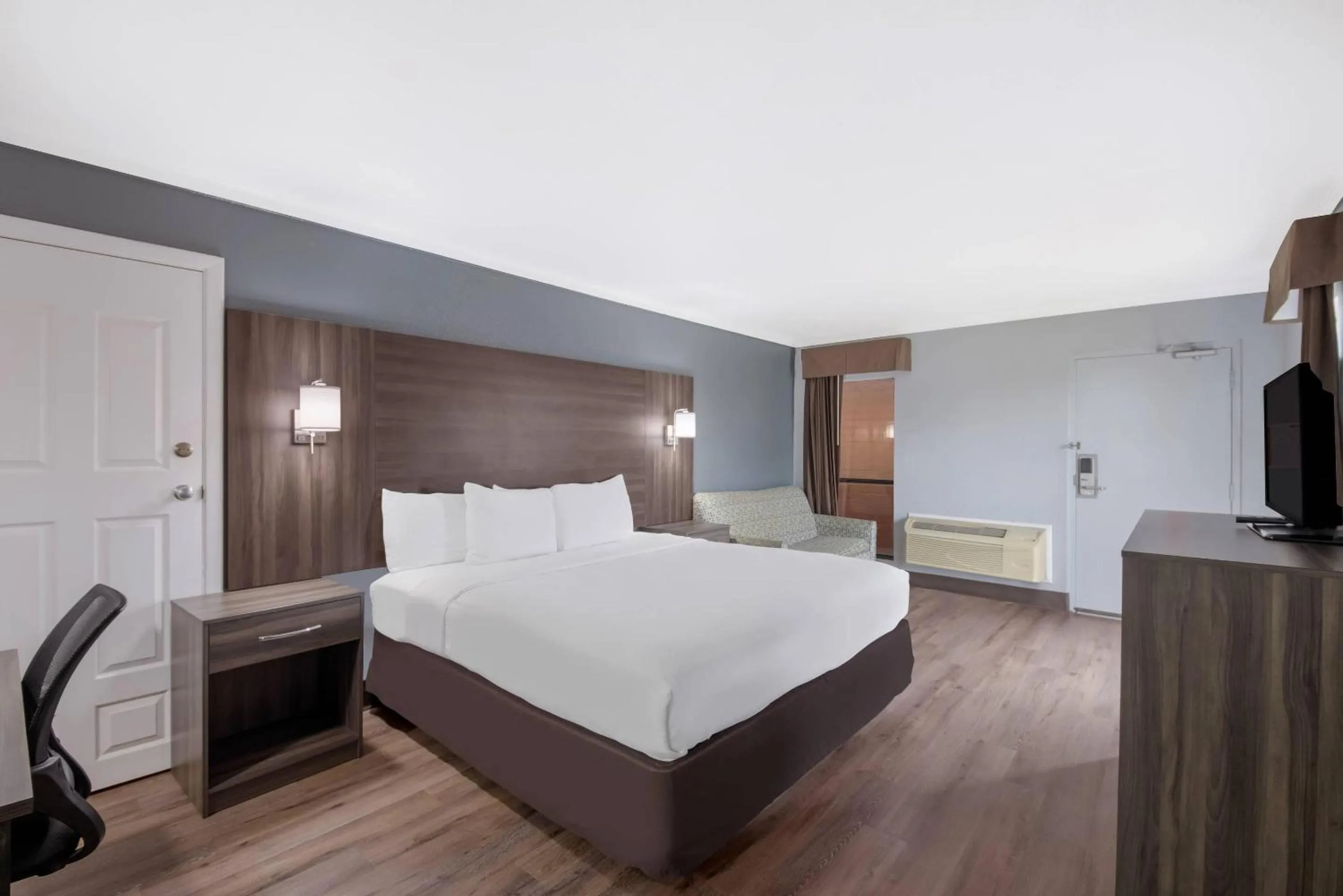 Bedroom, Bed in Econo Lodge Austin North near The Domain