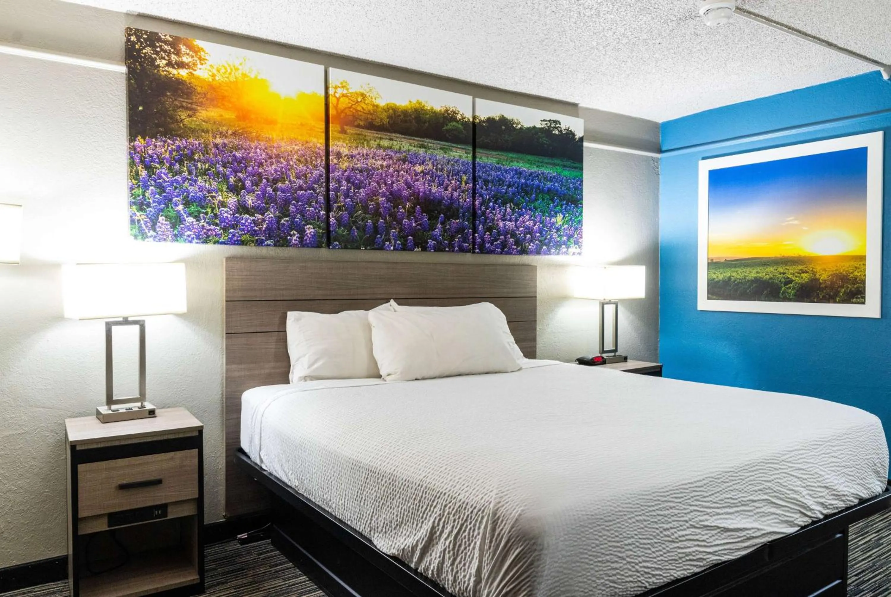 Photo of the whole room, Bed in Days Inn by Wyndham N.W. Medical Center