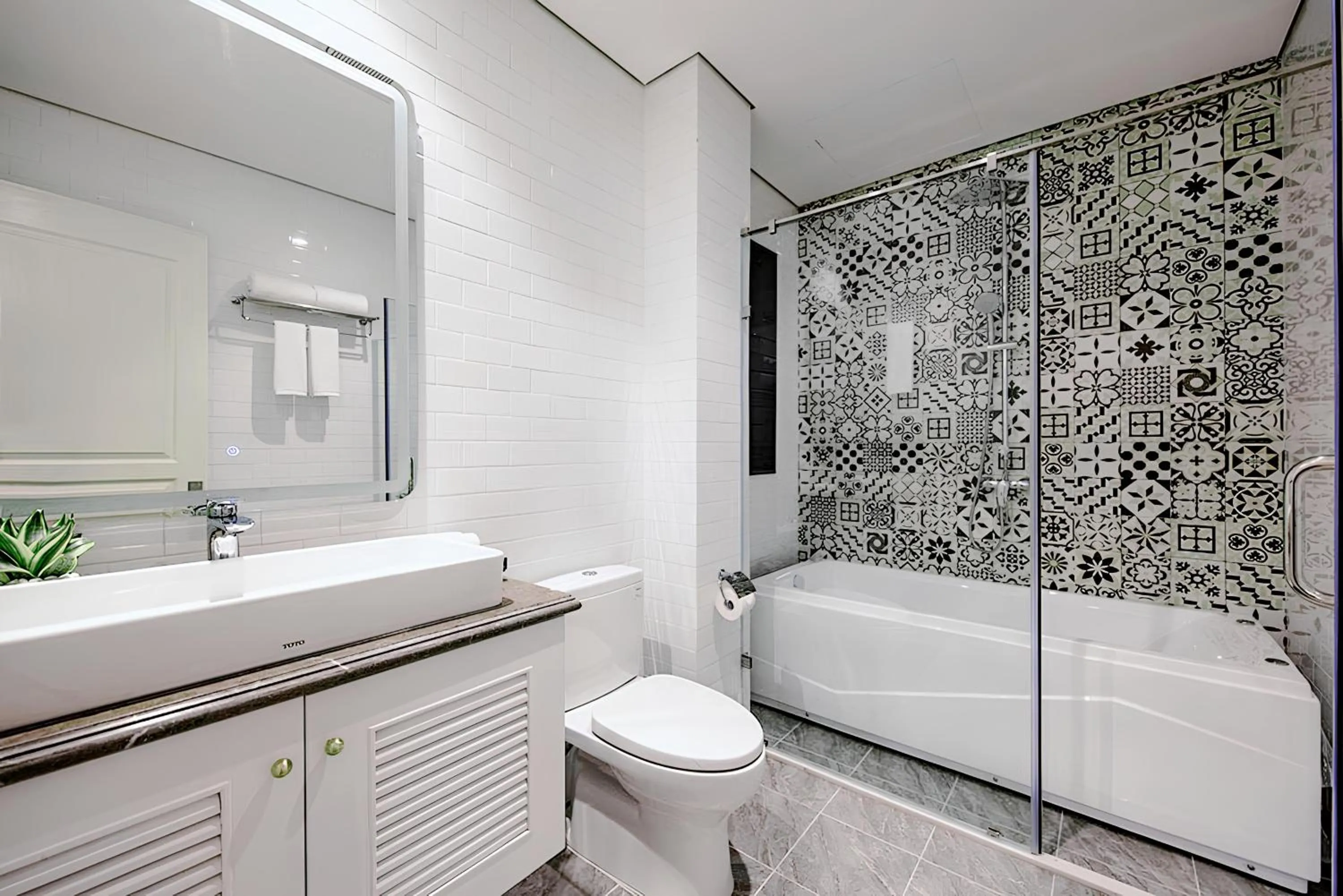 Toilet in Minasi HanoiOi Lakeside Hotel