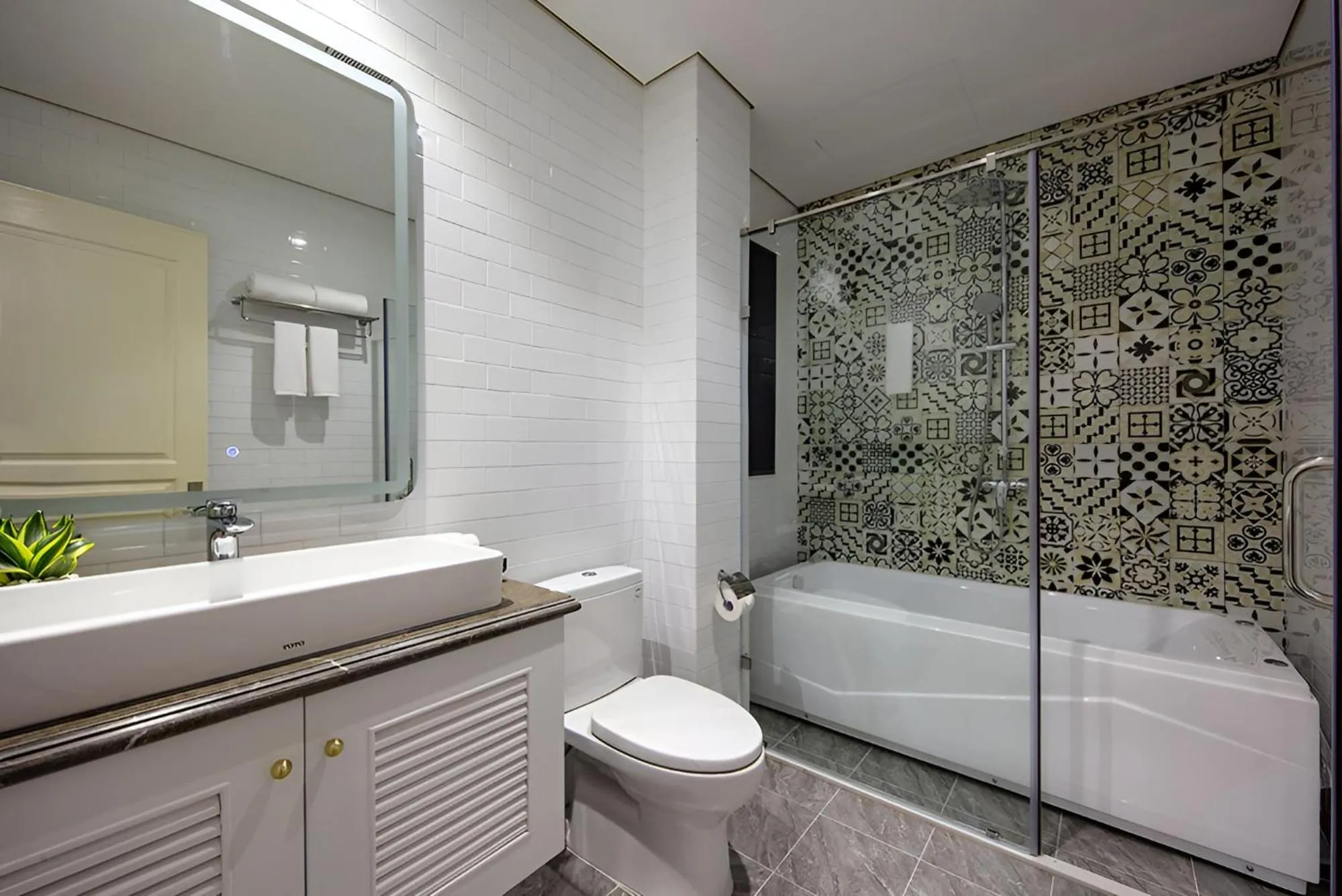 Bathroom in Minasi HanoiOi Lakeside Hotel