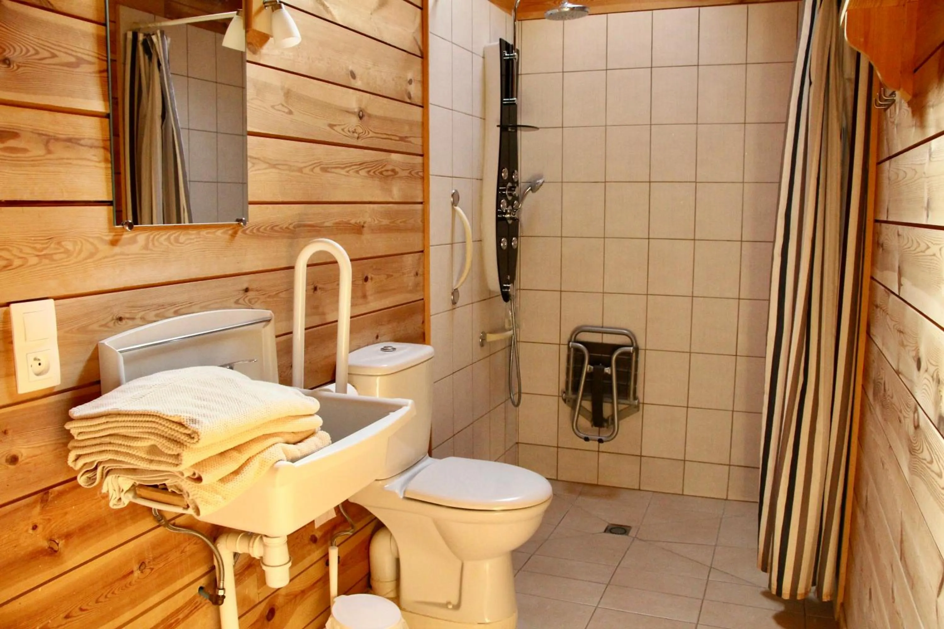 Bathroom in Western City Troyes