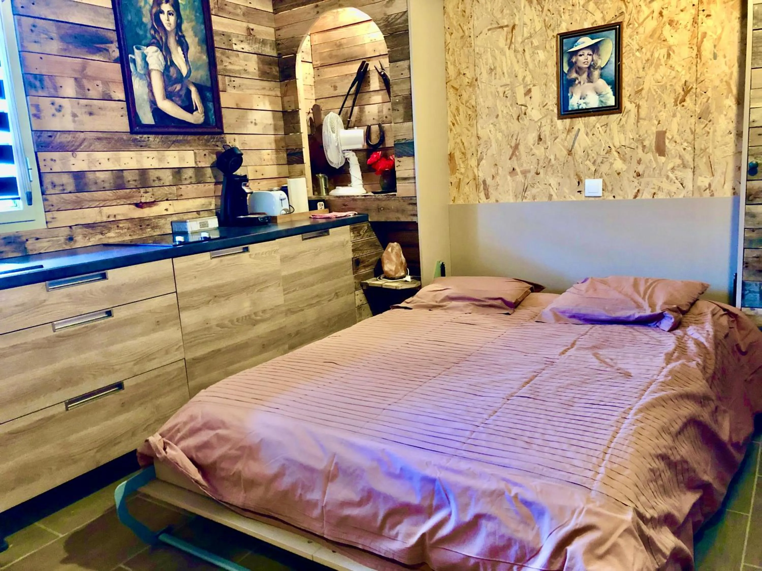 Bed in Western City Troyes