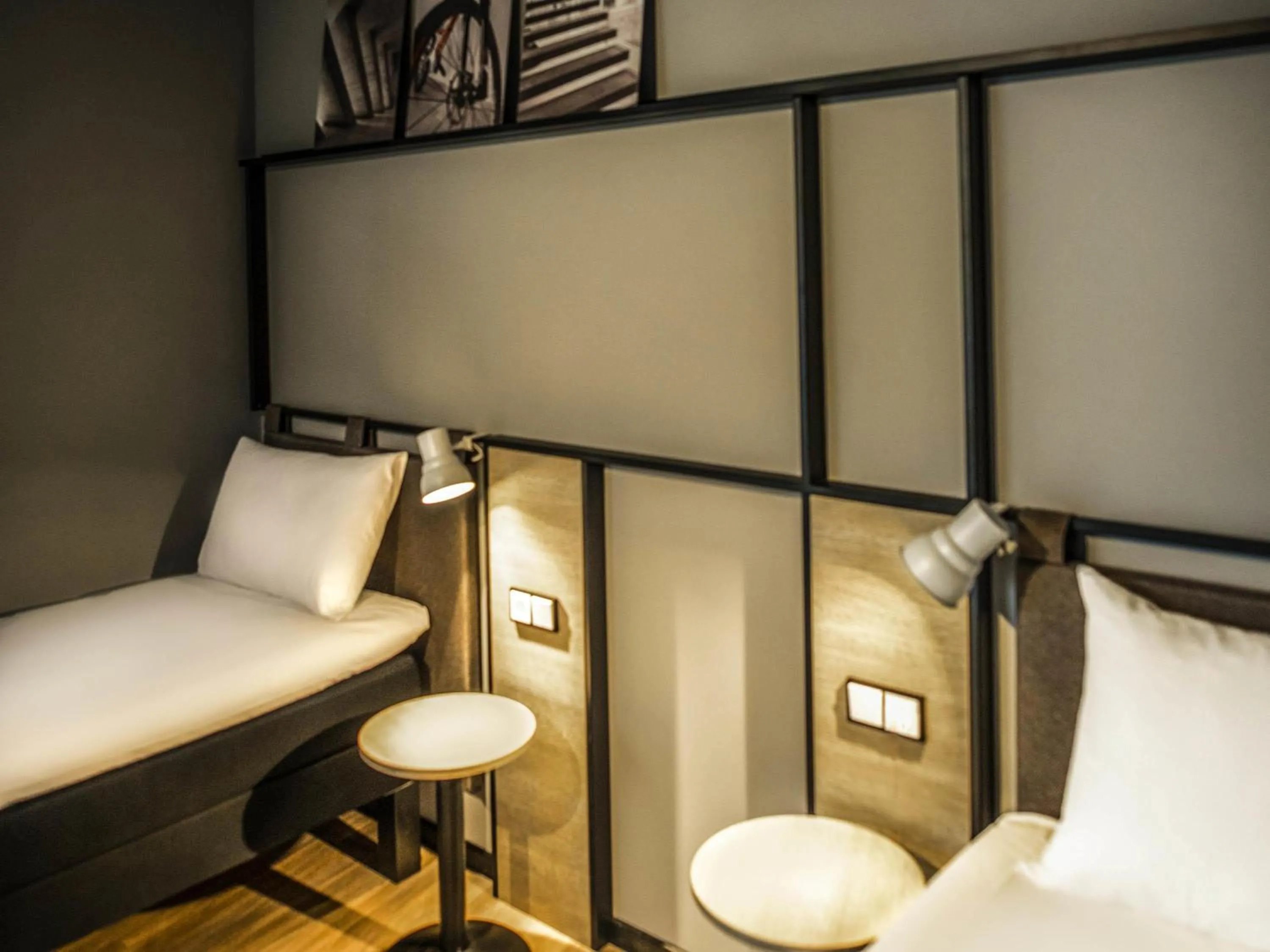 Bedroom, Bed in ibis Wels