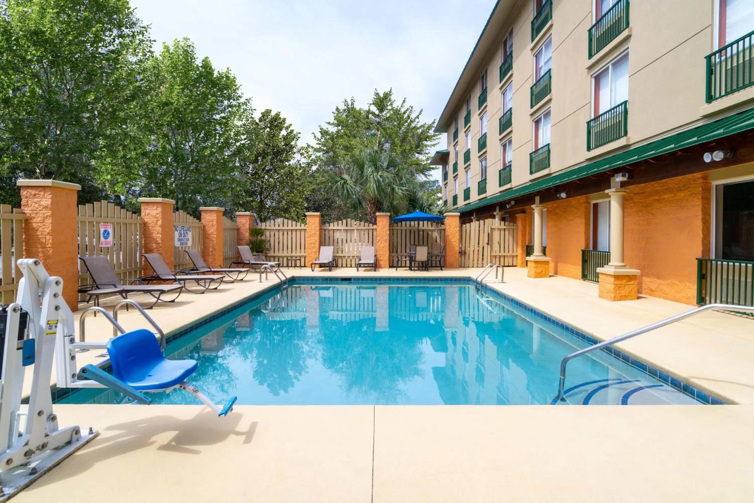 Swimming pool in Holiday Inn Express Hotel & Suites Bluffton at Hilton Head Area by IHG