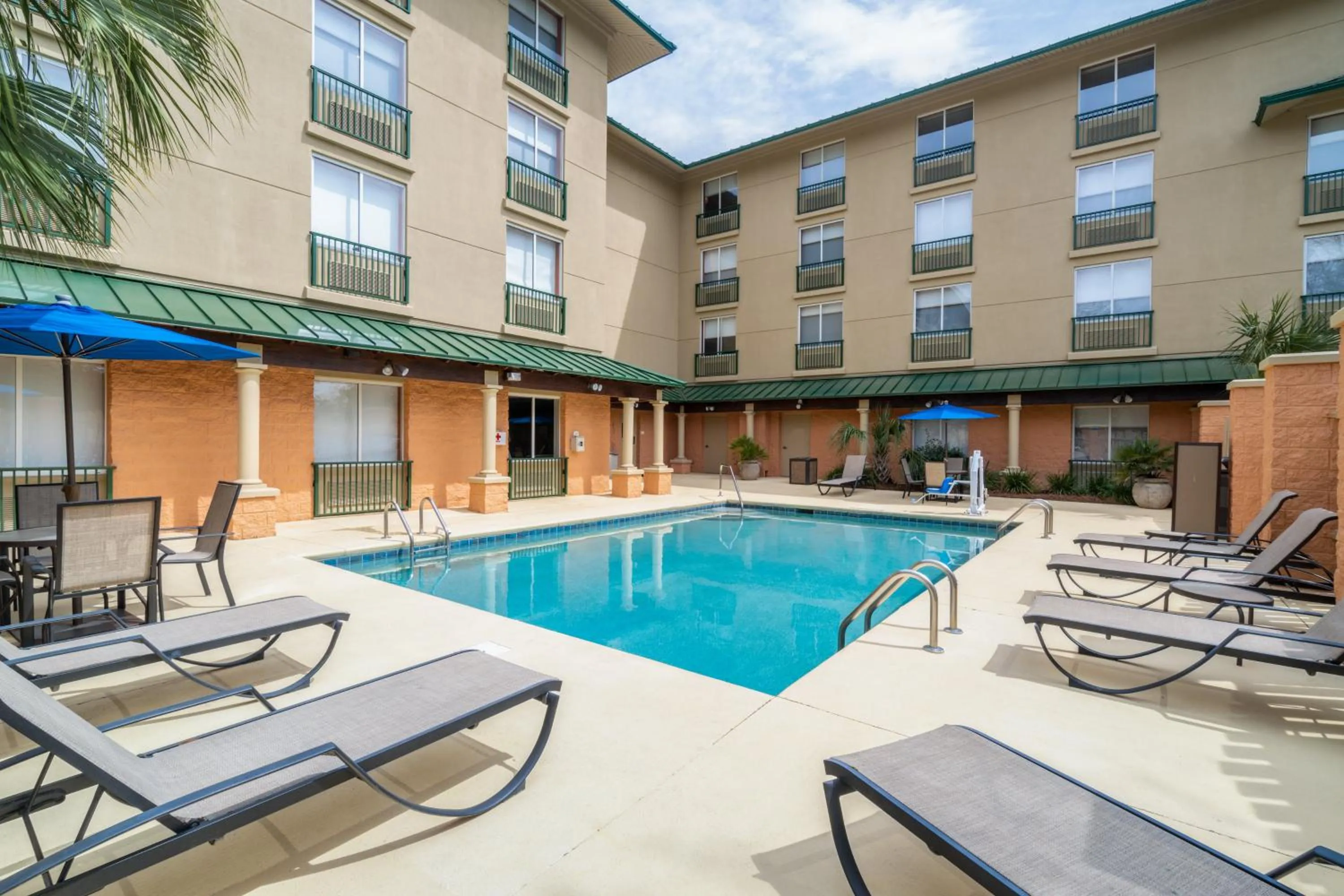 Swimming pool in Holiday Inn Express Hotel & Suites Bluffton at Hilton Head Area by IHG