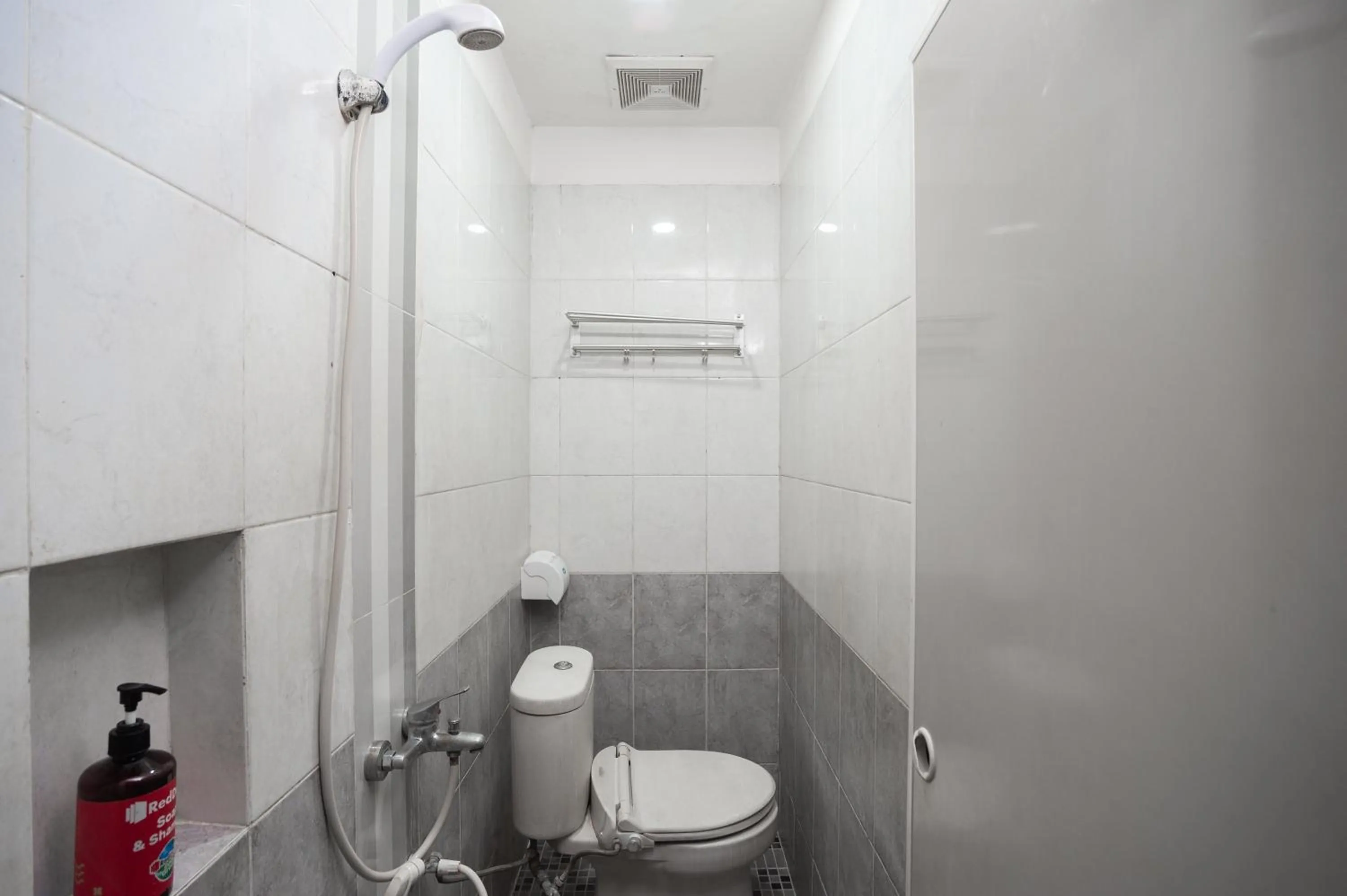 Shower in RedDoorz near Binus Anggrek 2