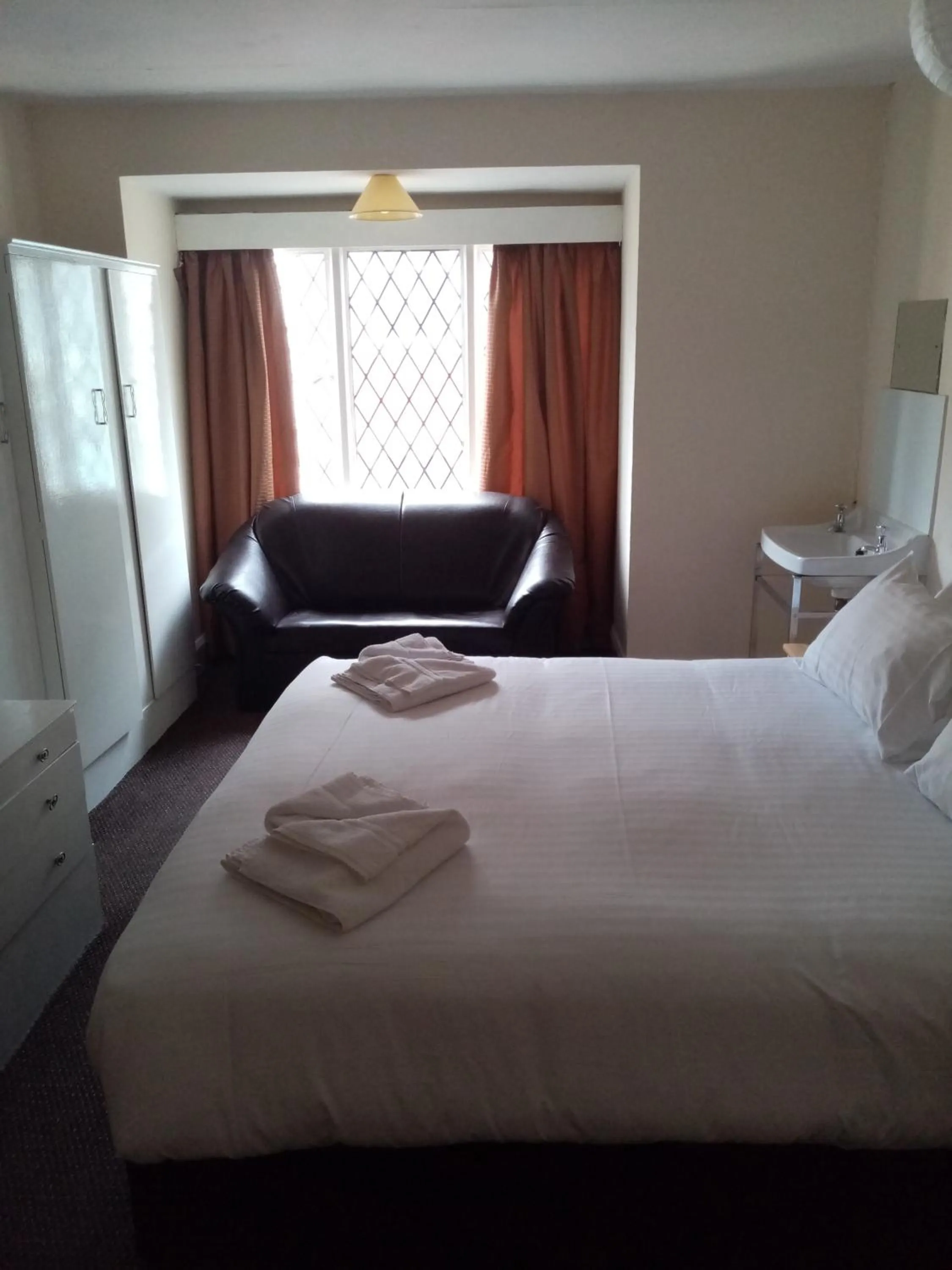 Bedroom, Bed in Black Lion