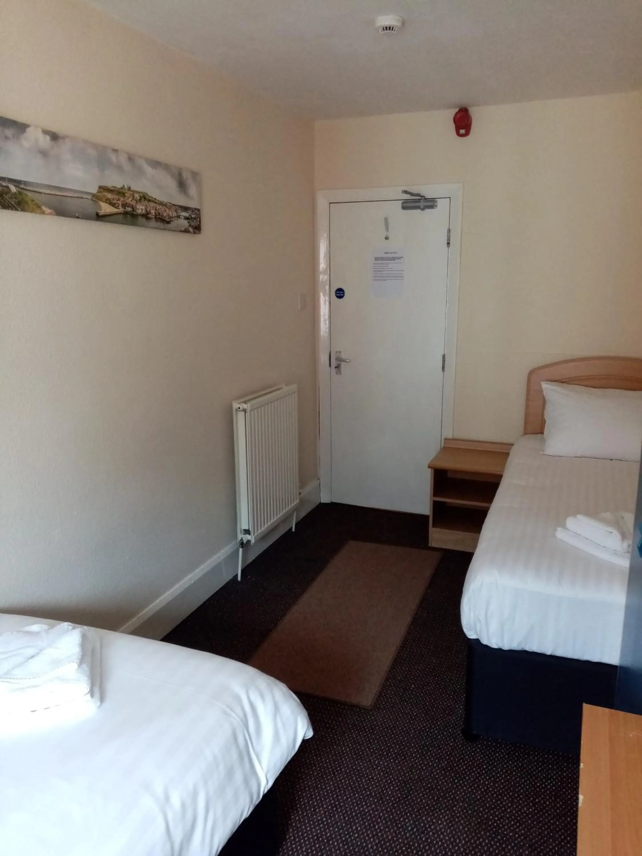 Photo of the whole room, Bed in Black Lion