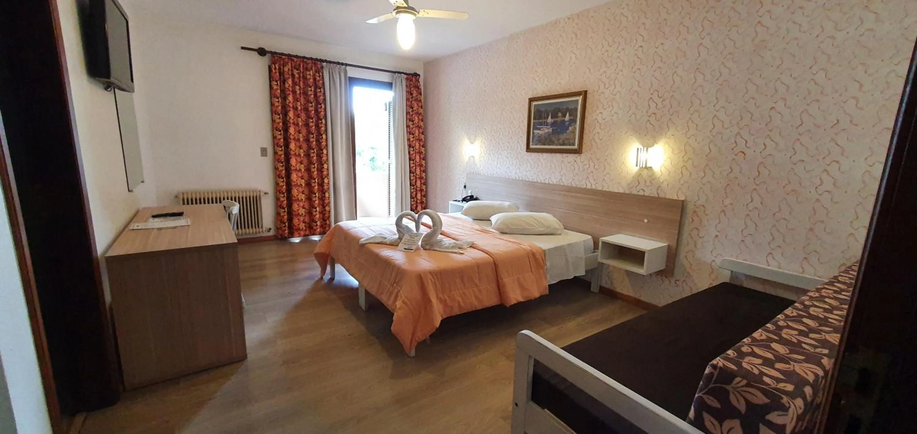 Shower, Bed in Hotel Alpen Hof