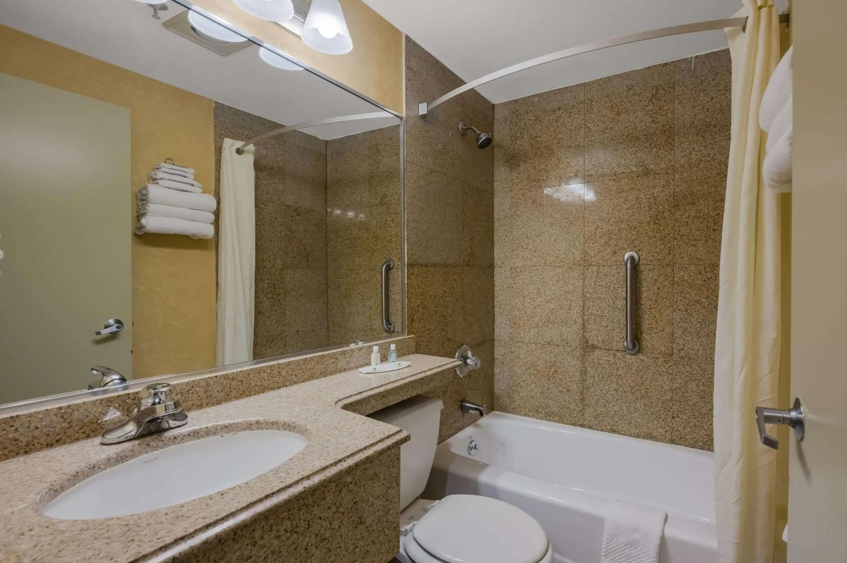 Bedroom in Quality Inn JFK Airport Rockaway Blvd