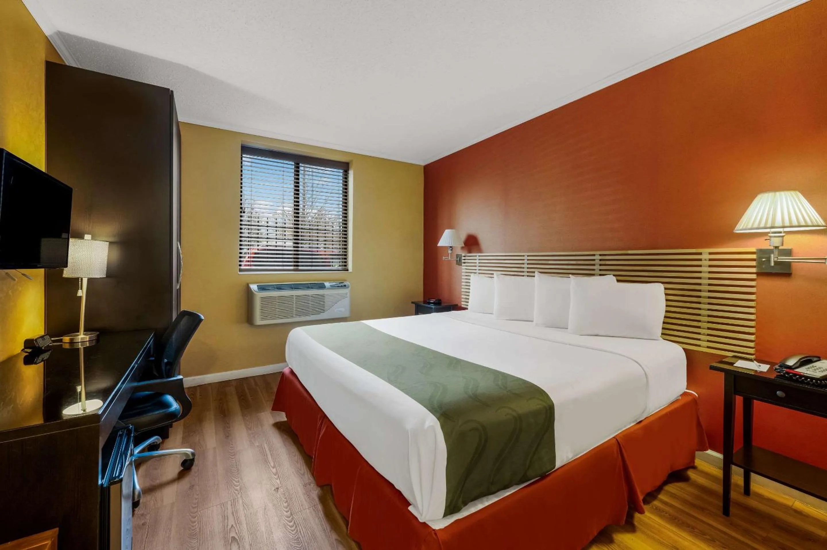 Bedroom, Bed in Quality Inn JFK Airport Rockaway Blvd