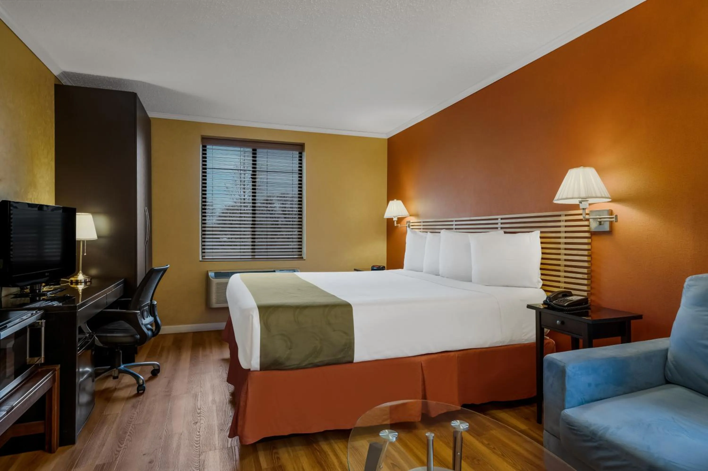 Bedroom, Bed in Quality Inn JFK Airport Rockaway Blvd