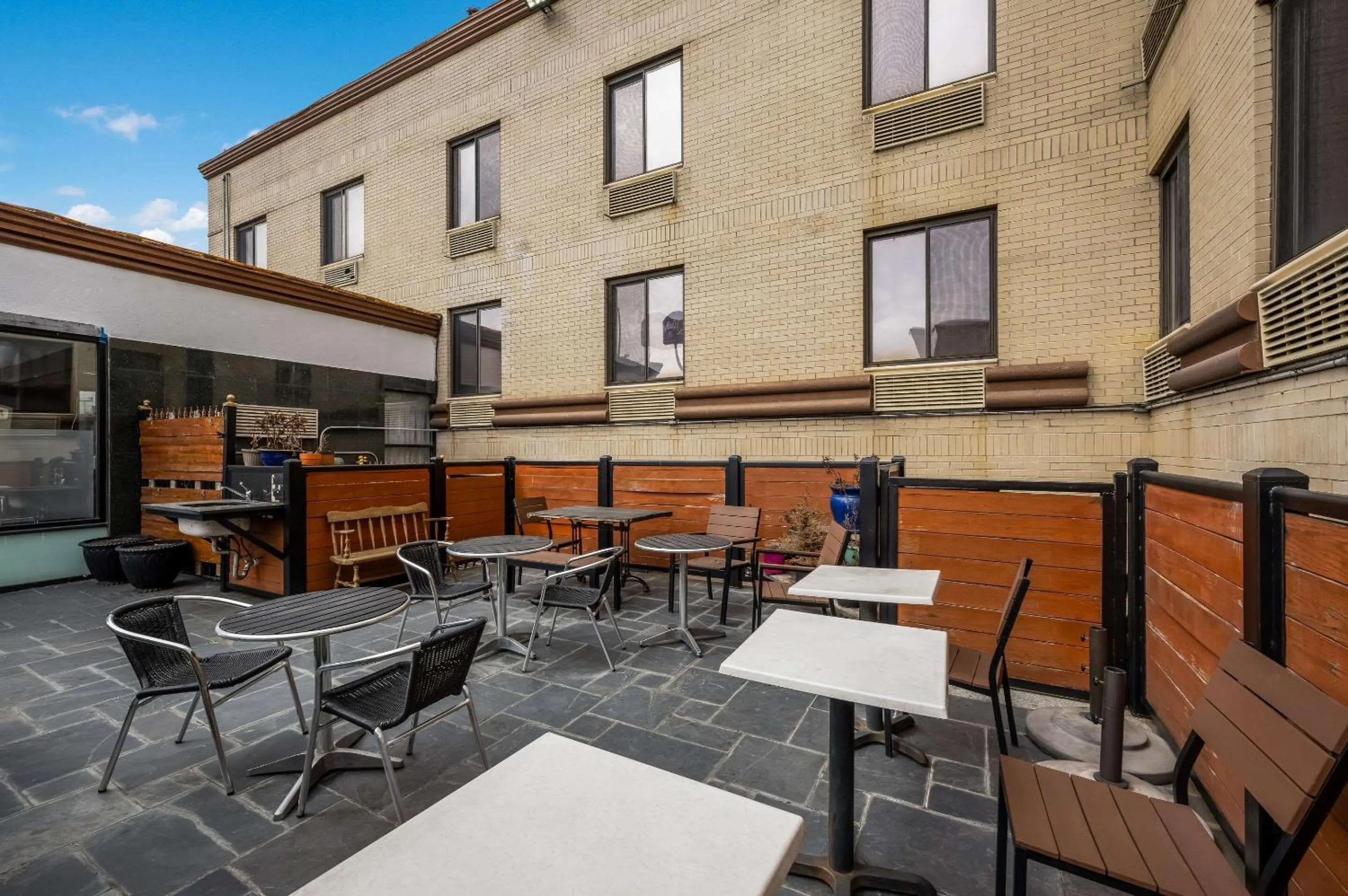 Swimming pool in Quality Inn JFK Airport Rockaway Blvd