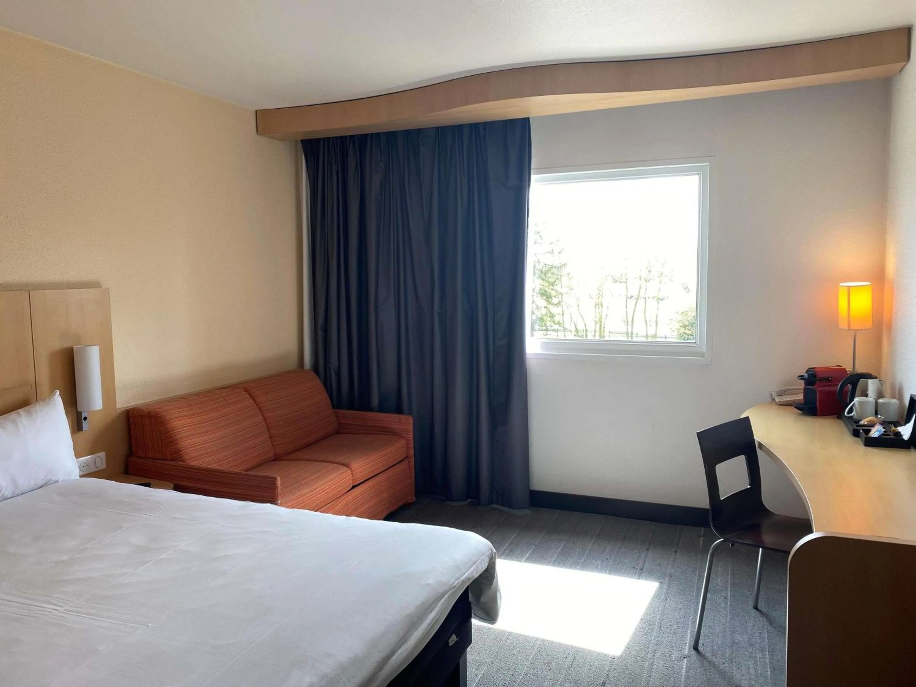 Bedroom, Bed in ibis Metz Nord