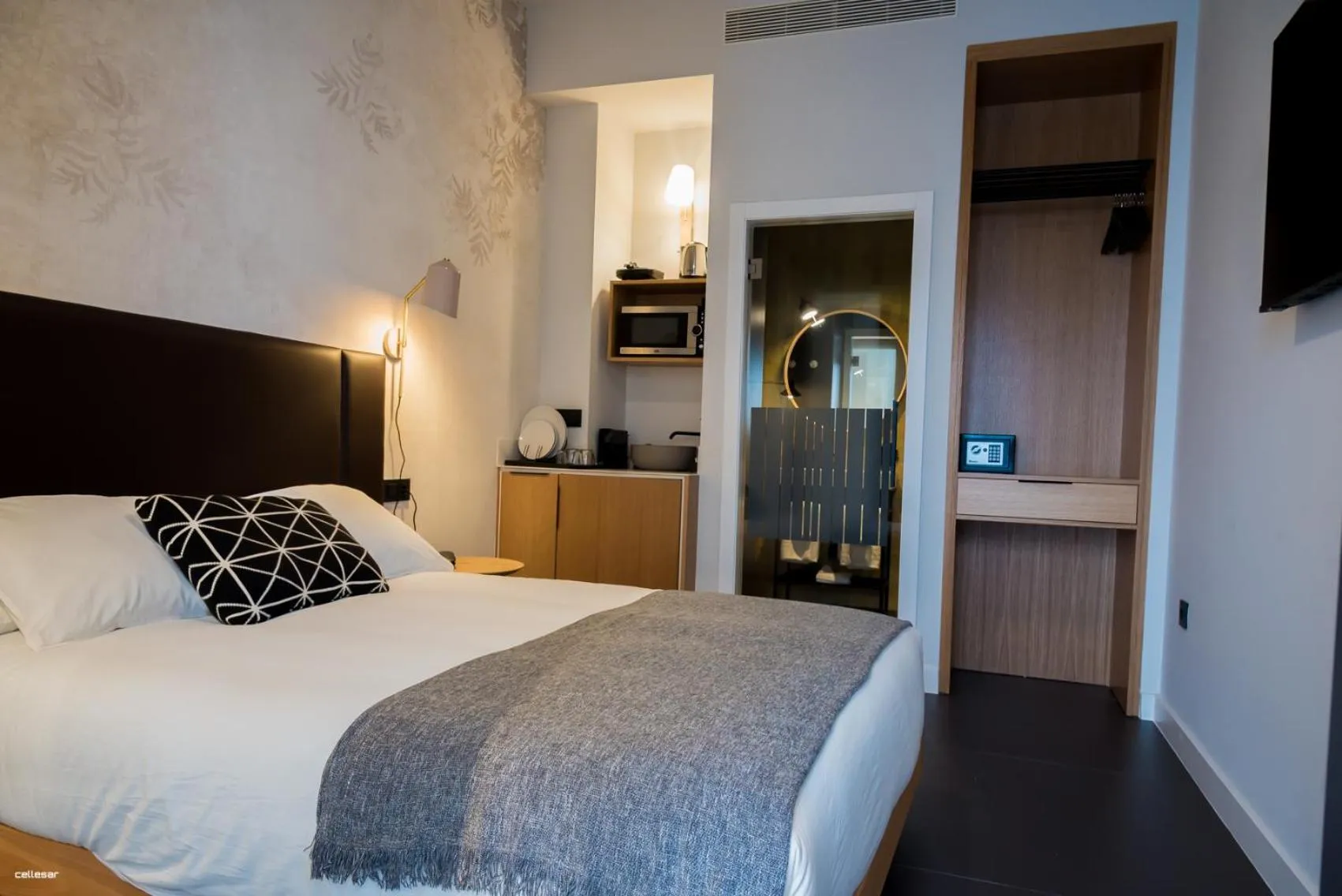 Bed in Welldone Quality - Crystal pool