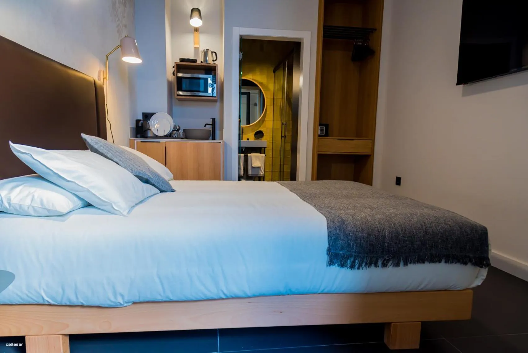 Bed in Welldone Quality - Crystal pool