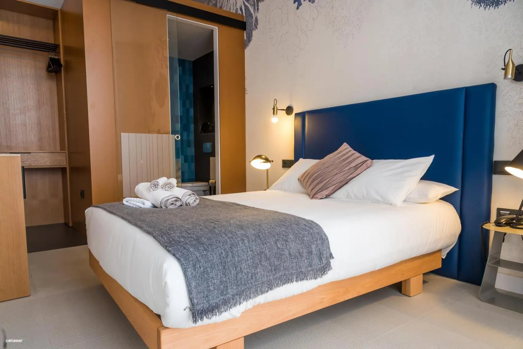 Bed in Welldone Quality - Crystal pool