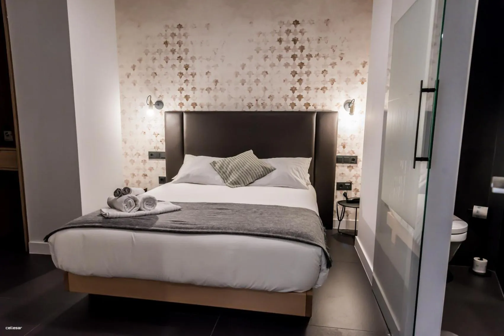 Bed in Welldone Quality - Crystal pool