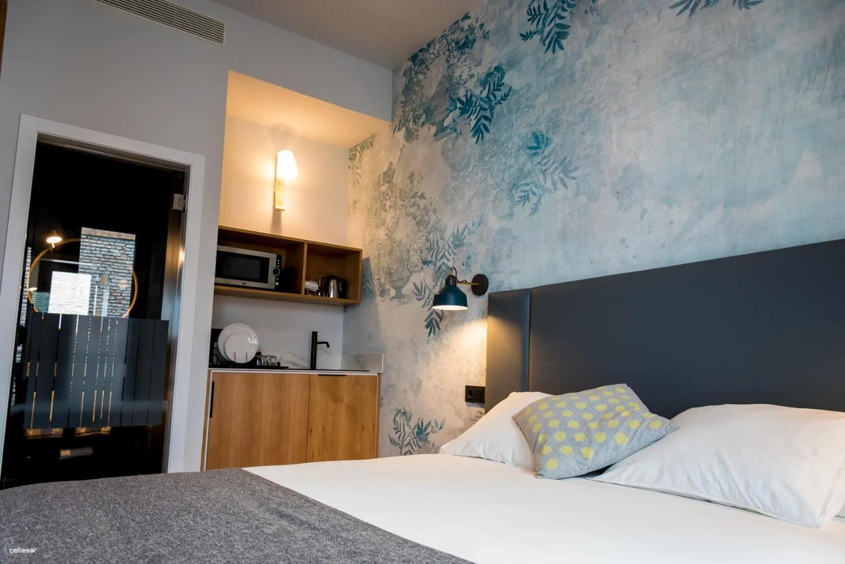 Bed in Welldone Quality - Crystal pool