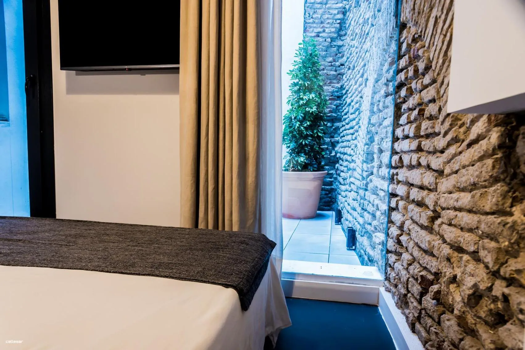 Bed in Welldone Quality - Crystal pool