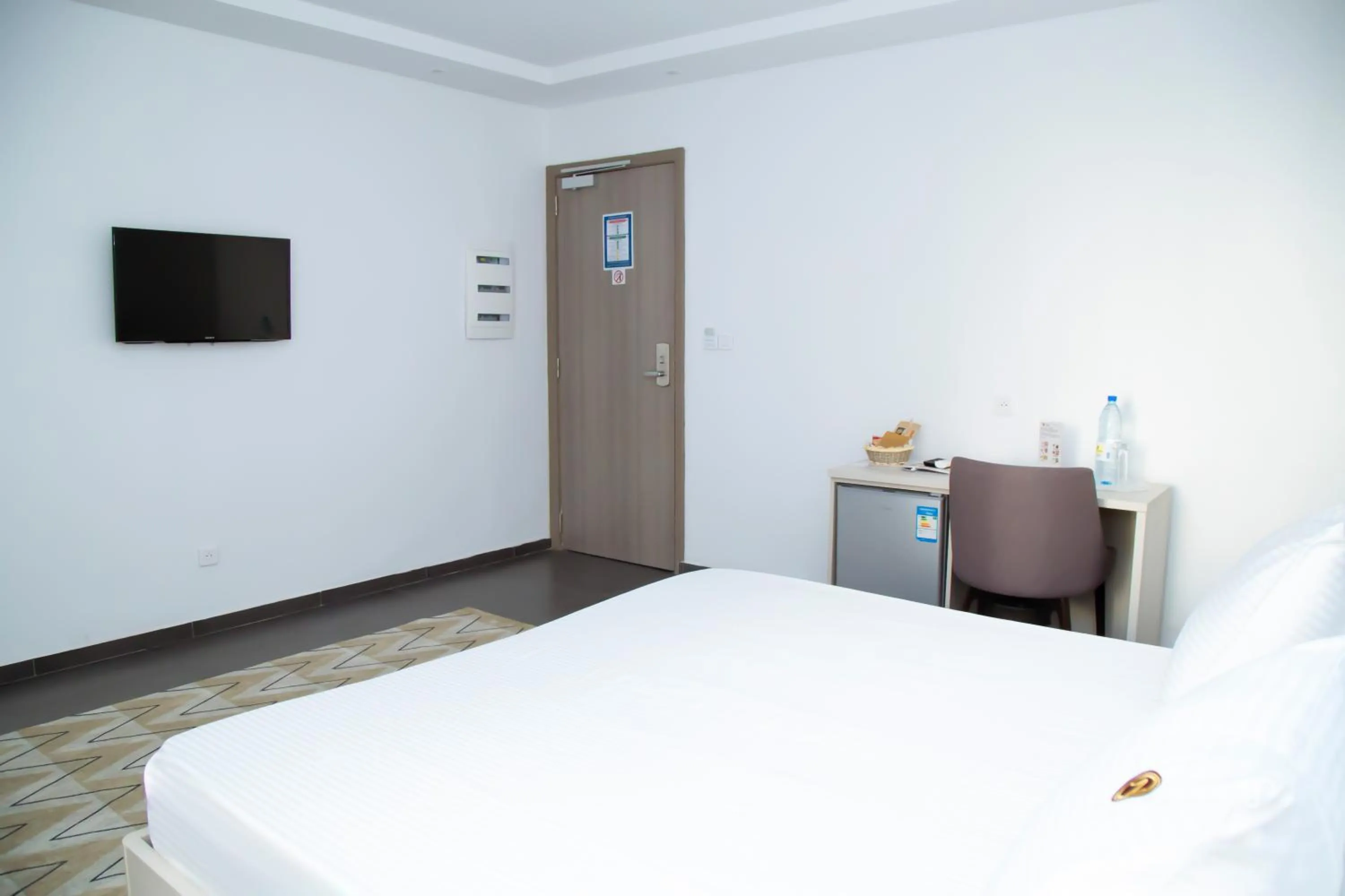 Seating area, Bed in Le Ndiambour Hôtel et Résidence