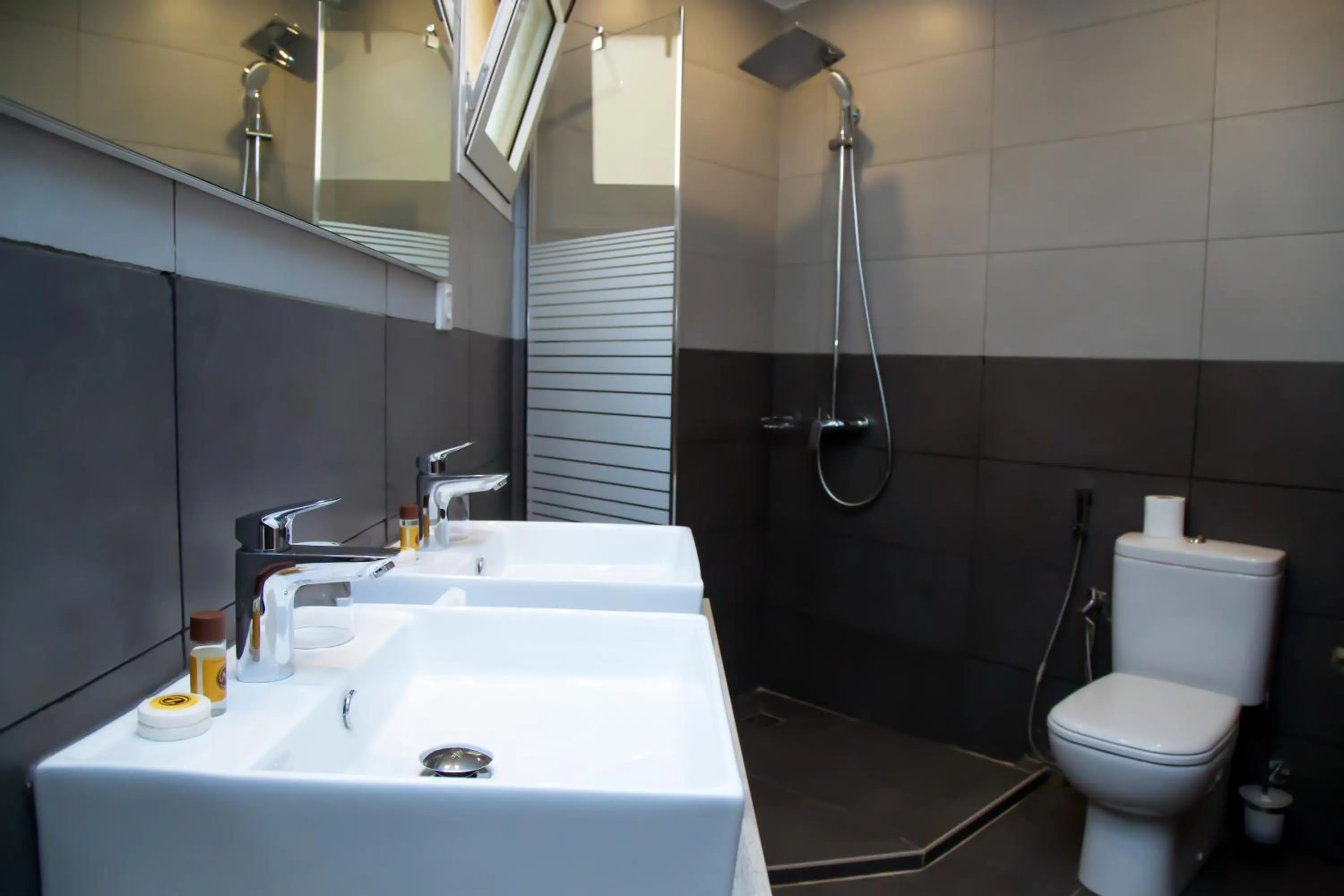 Shower in Le Ndiambour Hôtel et Résidence