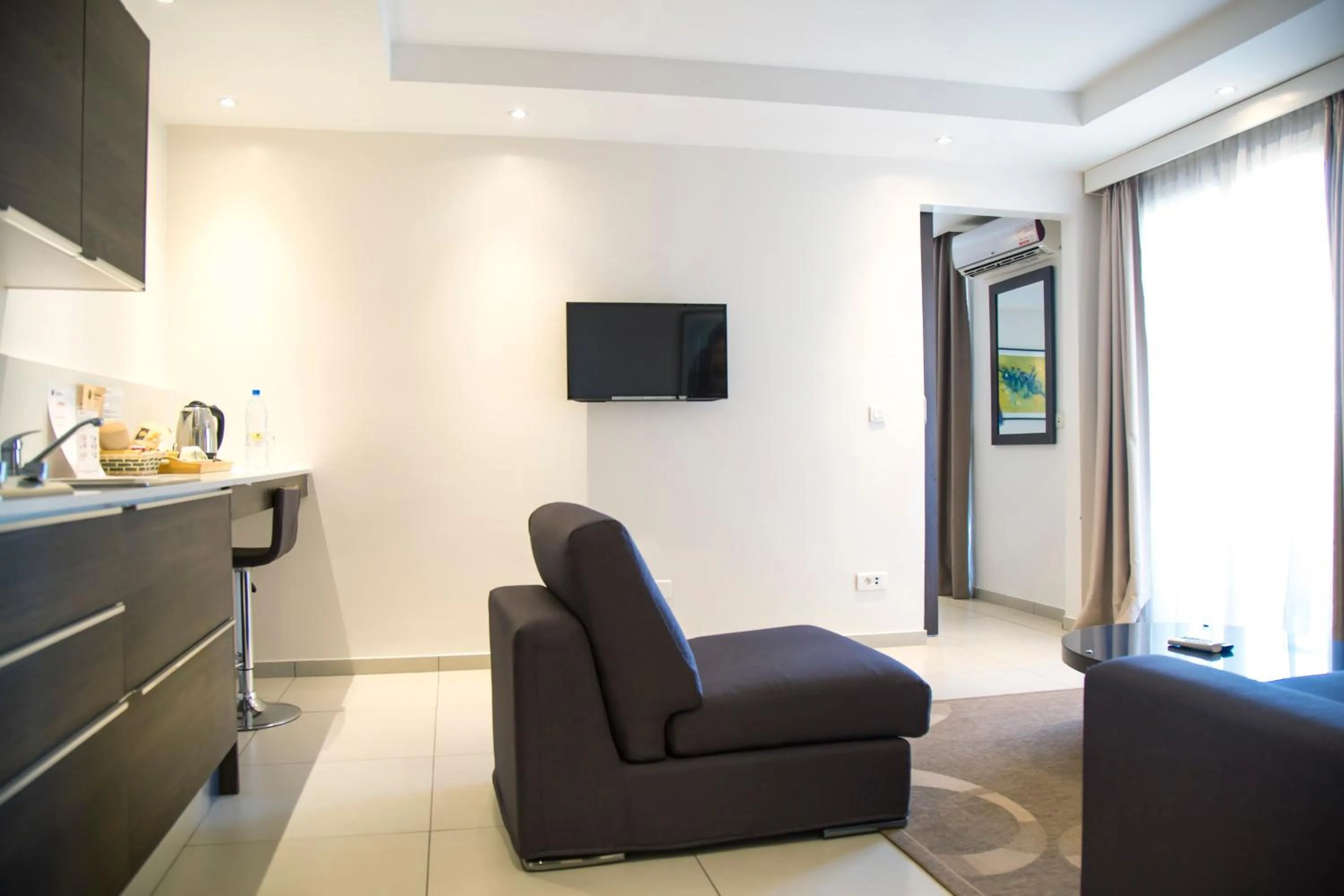 Kitchen or kitchenette in Le Ndiambour Hôtel et Résidence