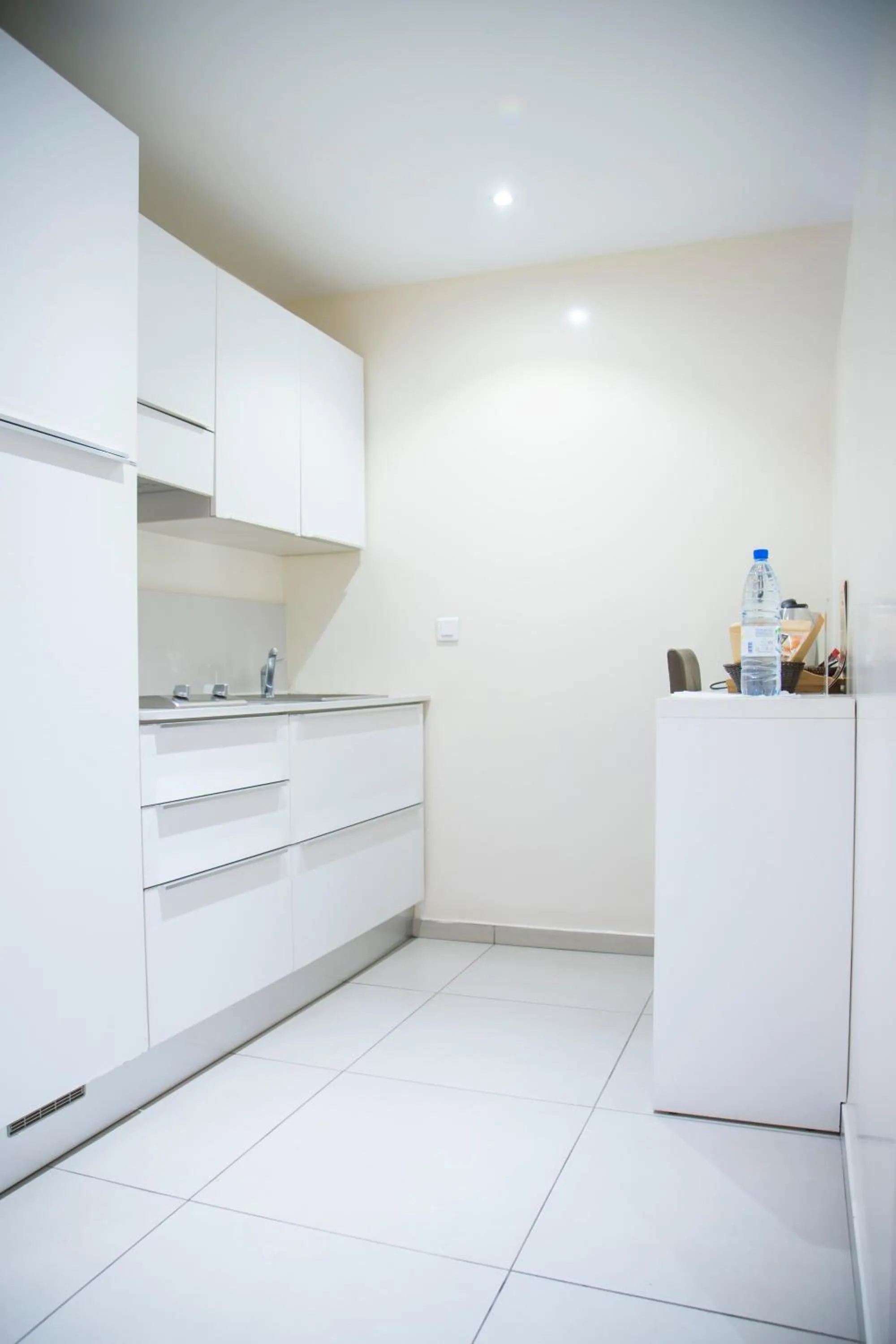 Kitchen or kitchenette in Le Ndiambour Hôtel et Résidence