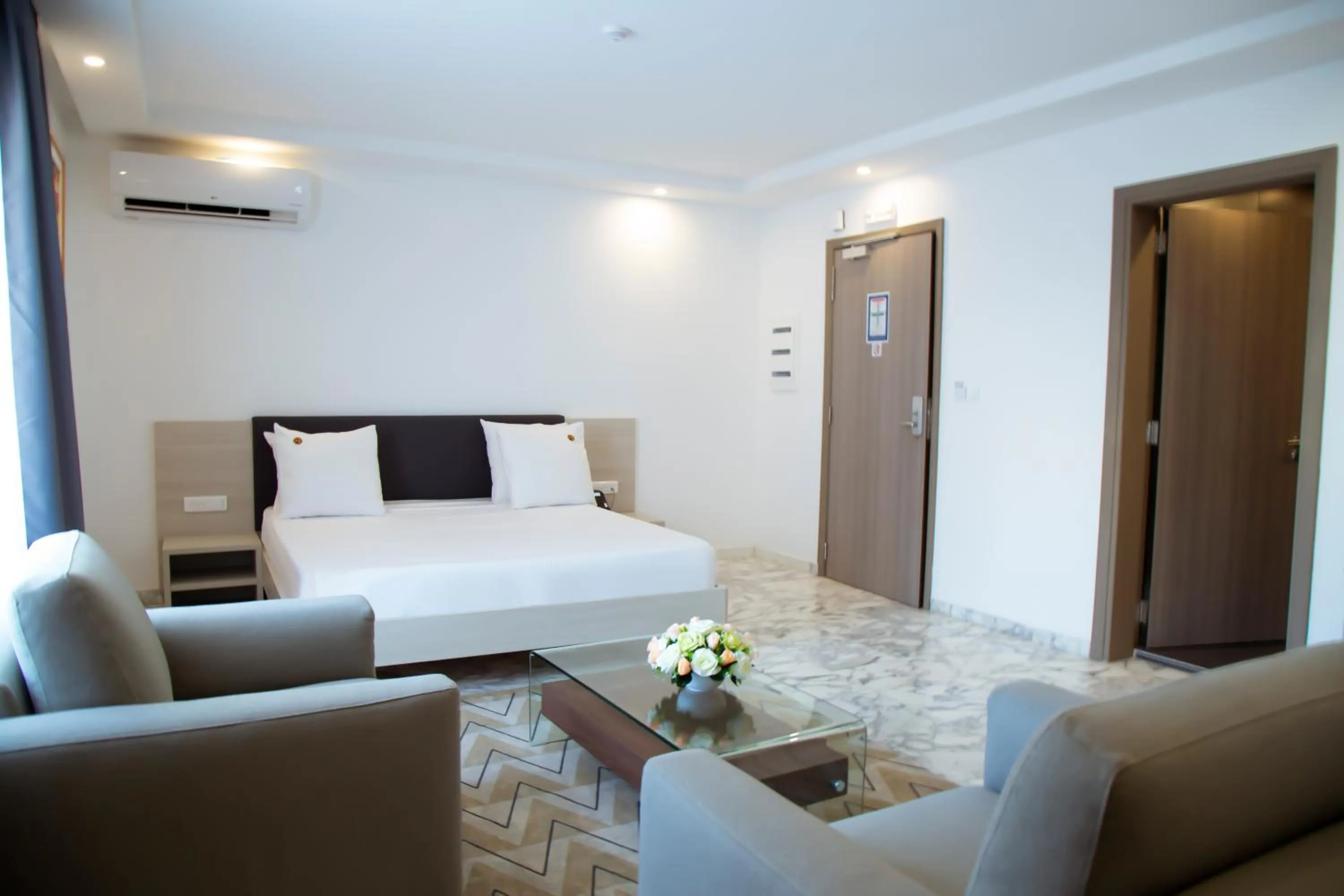 Seating area, Bed in Le Ndiambour Hôtel et Résidence