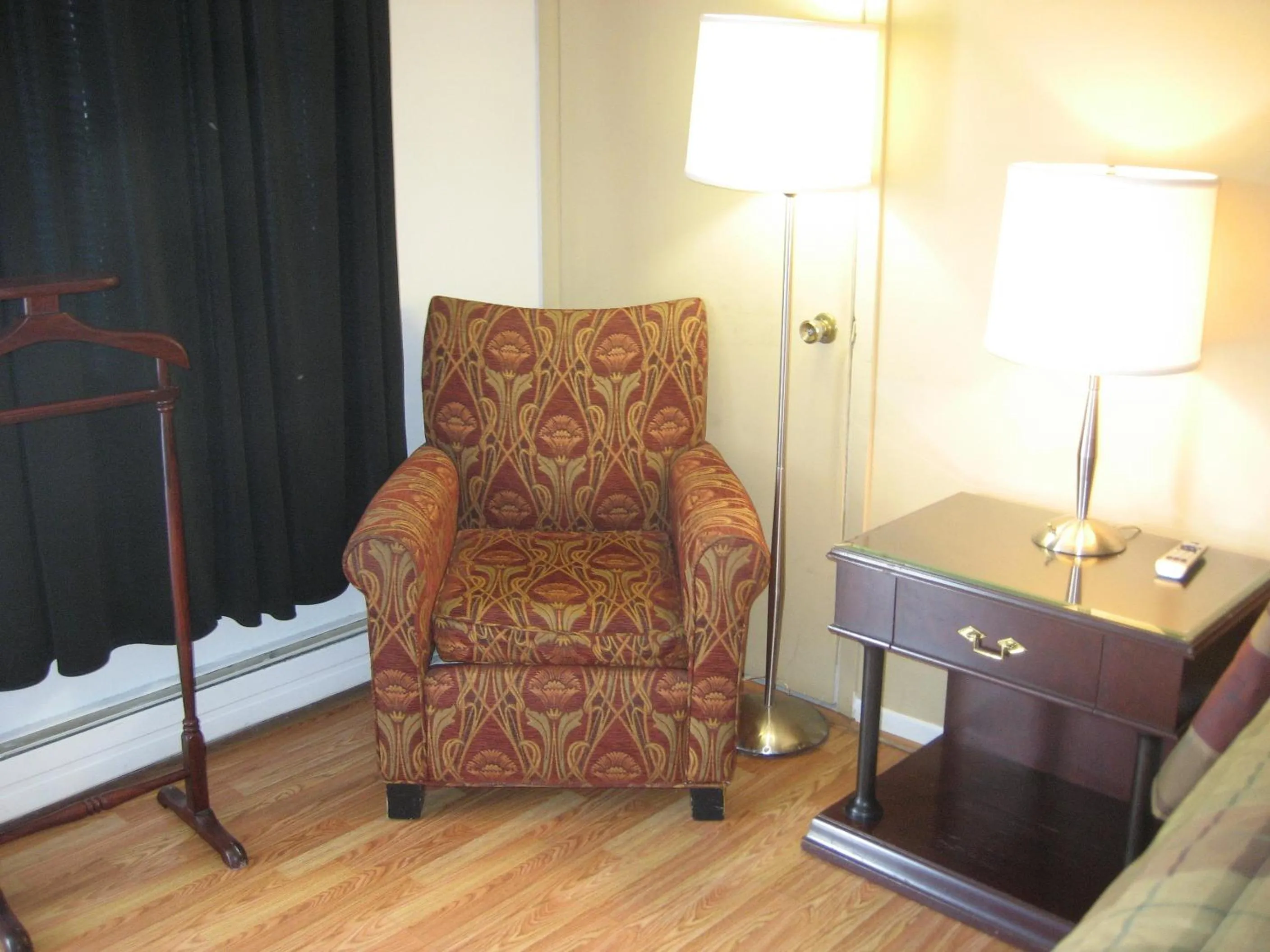 Seating area in Motel Iberville