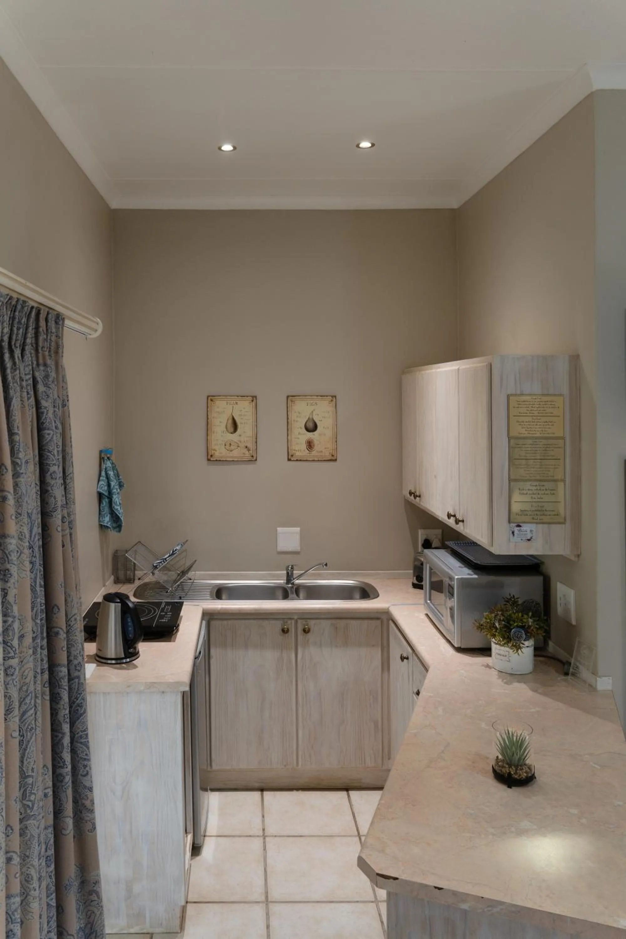 Kitchen or kitchenette in The Falls Guest House