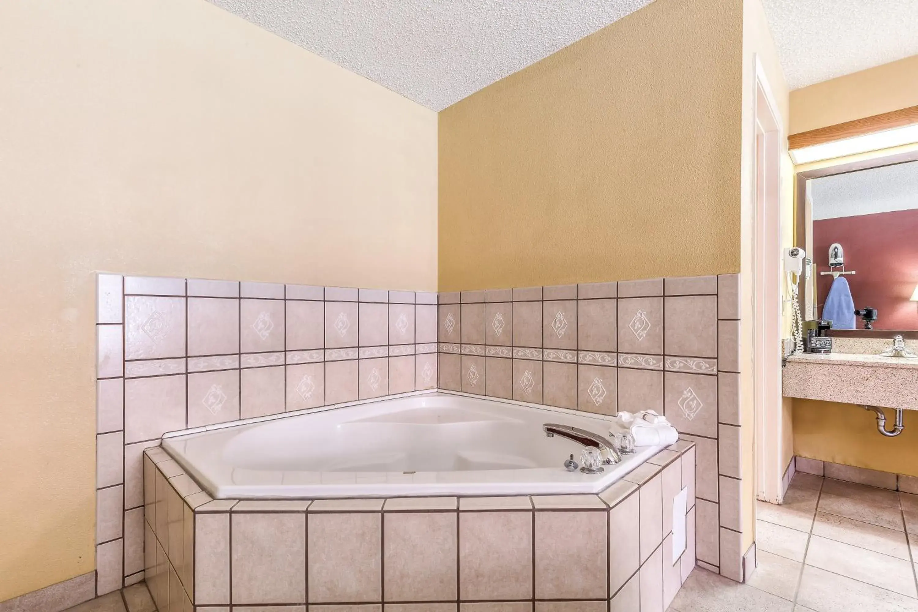 Superior King Room with Spa Bath Smoking in Red Roof Inn Amarillo West Superior King Room with Spa Bath Smoking in Red Roof Inn Amarillo West