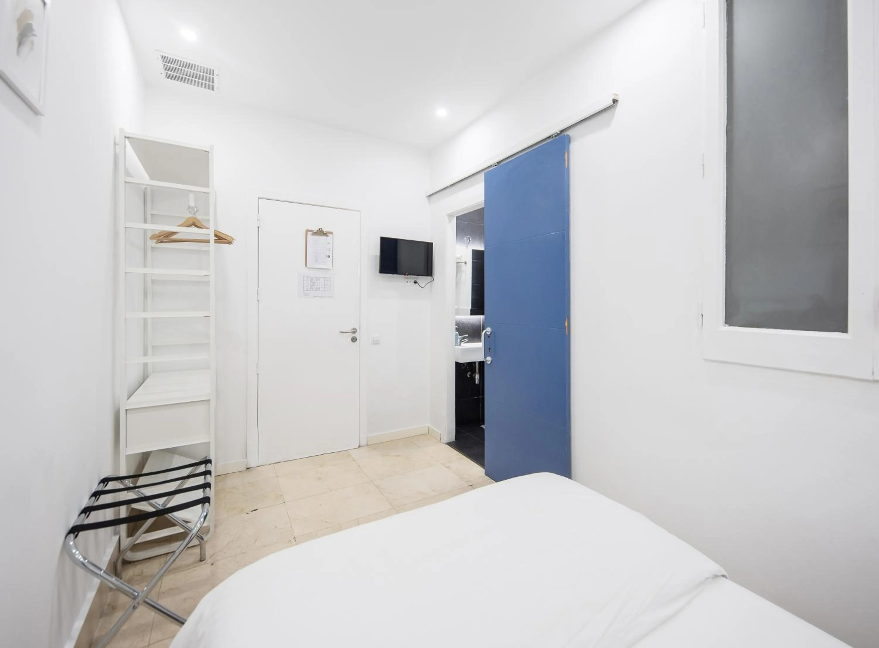 Photo of the whole room, Bed in No Limit Barcelona Central