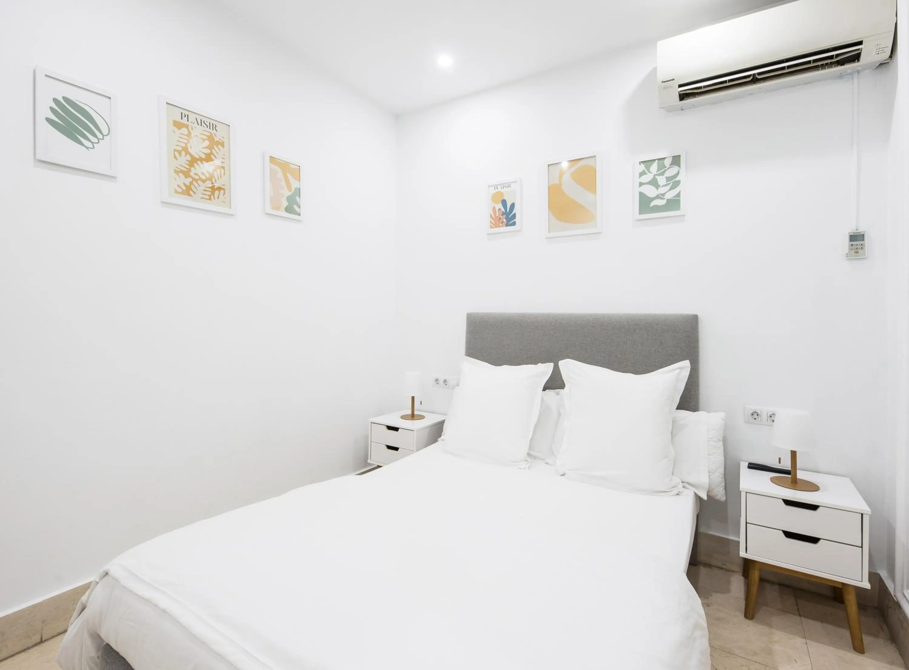 Photo of the whole room, Bed in No Limit Barcelona Central