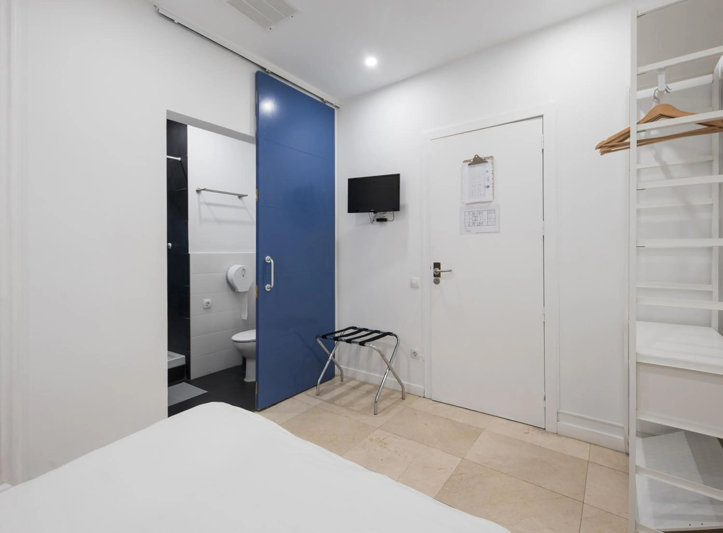 Photo of the whole room, Bed in No Limit Barcelona Central