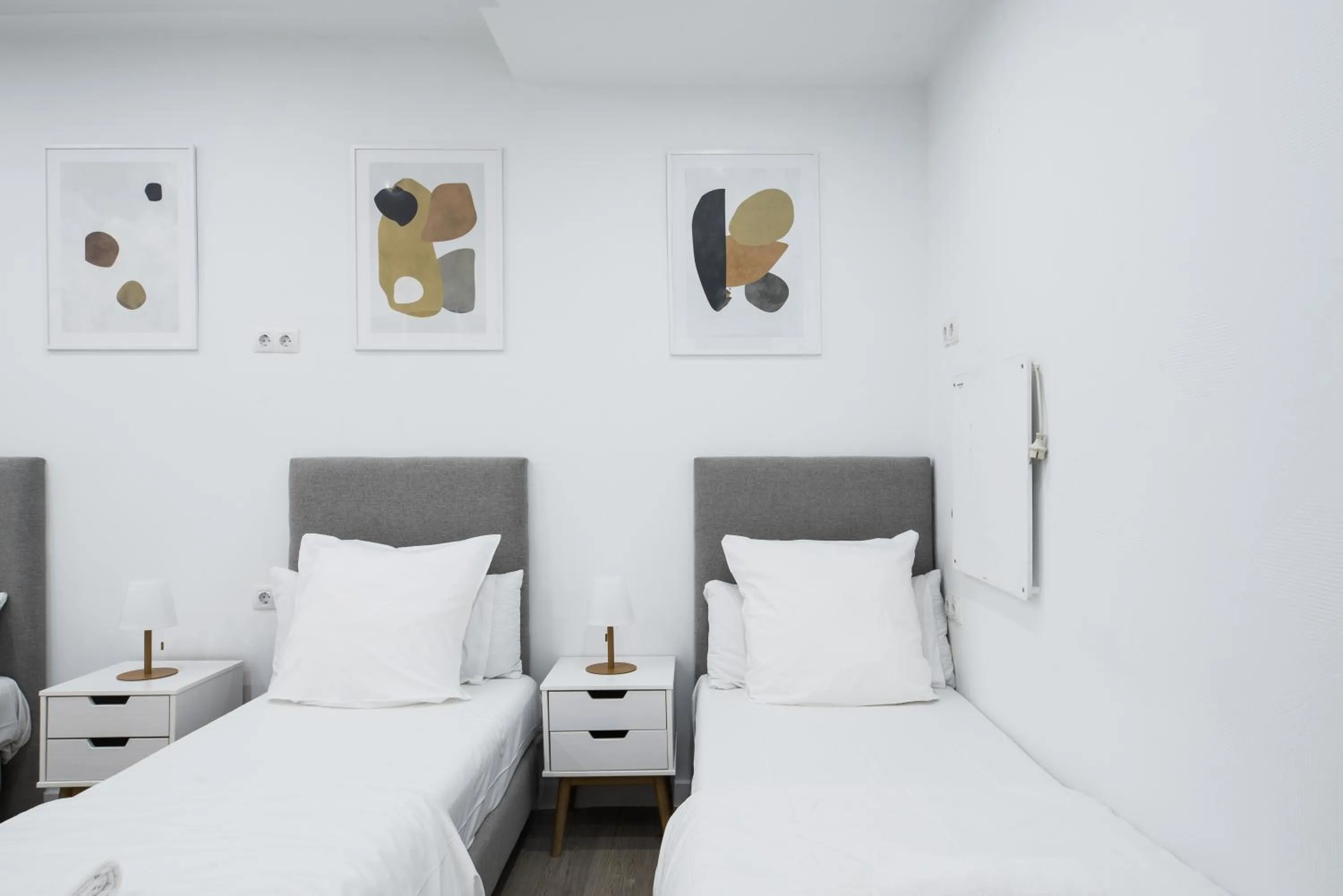 Photo of the whole room, Bed in No Limit Barcelona Central
