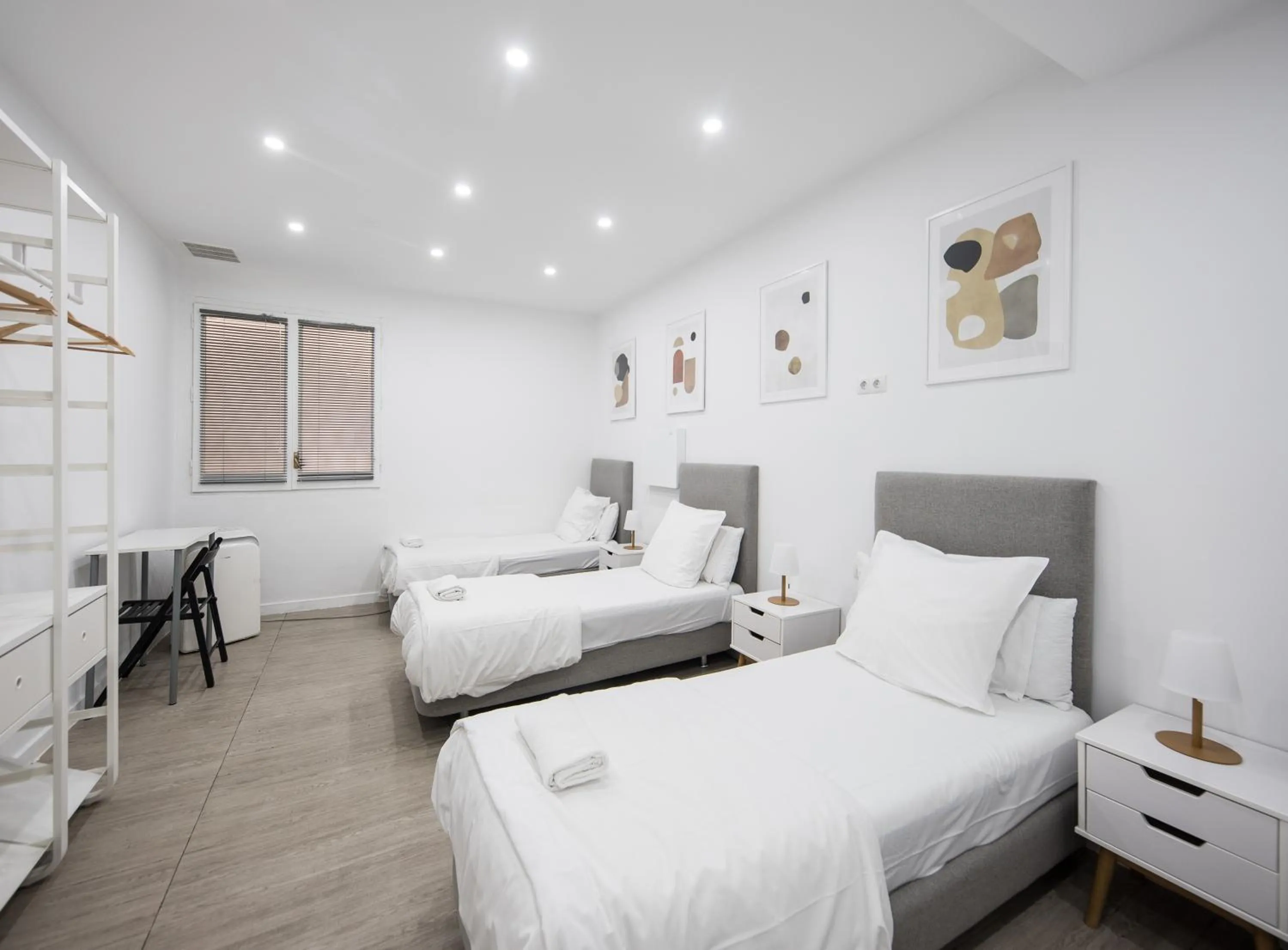 Photo of the whole room, Bed in No Limit Barcelona Central